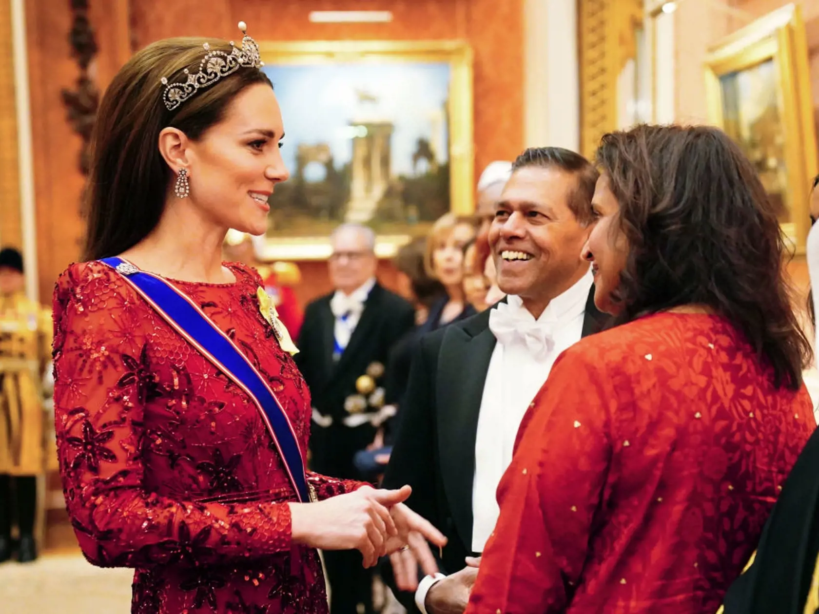 Princezná Kate žiarila v rubínových šatách.