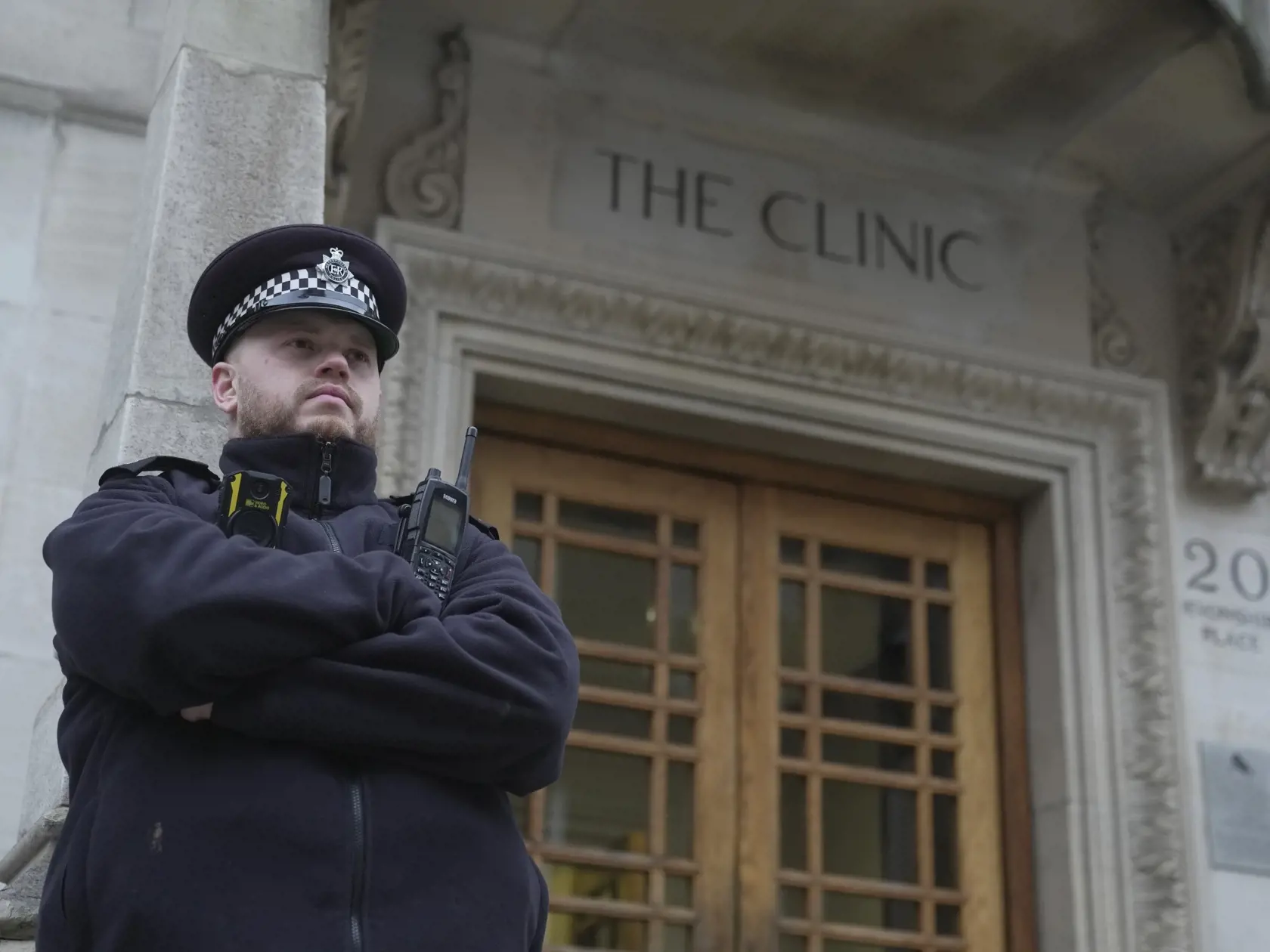 KK35 Londýn - Policajt hliadkuje pred zdravotníckym zariadením The London Clinic, v ktorom hospitalizovali Kate, princezná z Walesu, 17. januára 2024 v Londýne. Kate, princezná z Walesu, sa lieči v nemocnici po úspešnom operačnom zákroku v oblasti brucha, oznámil v stredu Kensingtonský palác. FOTO TASR/AP
A police officer stands guard outside The London Clinic where Kate, Princess of Wales is recovering from surgery, in London, Wednesday, Jan. 17, 2024. Kensington Palace says the Princess of Wal