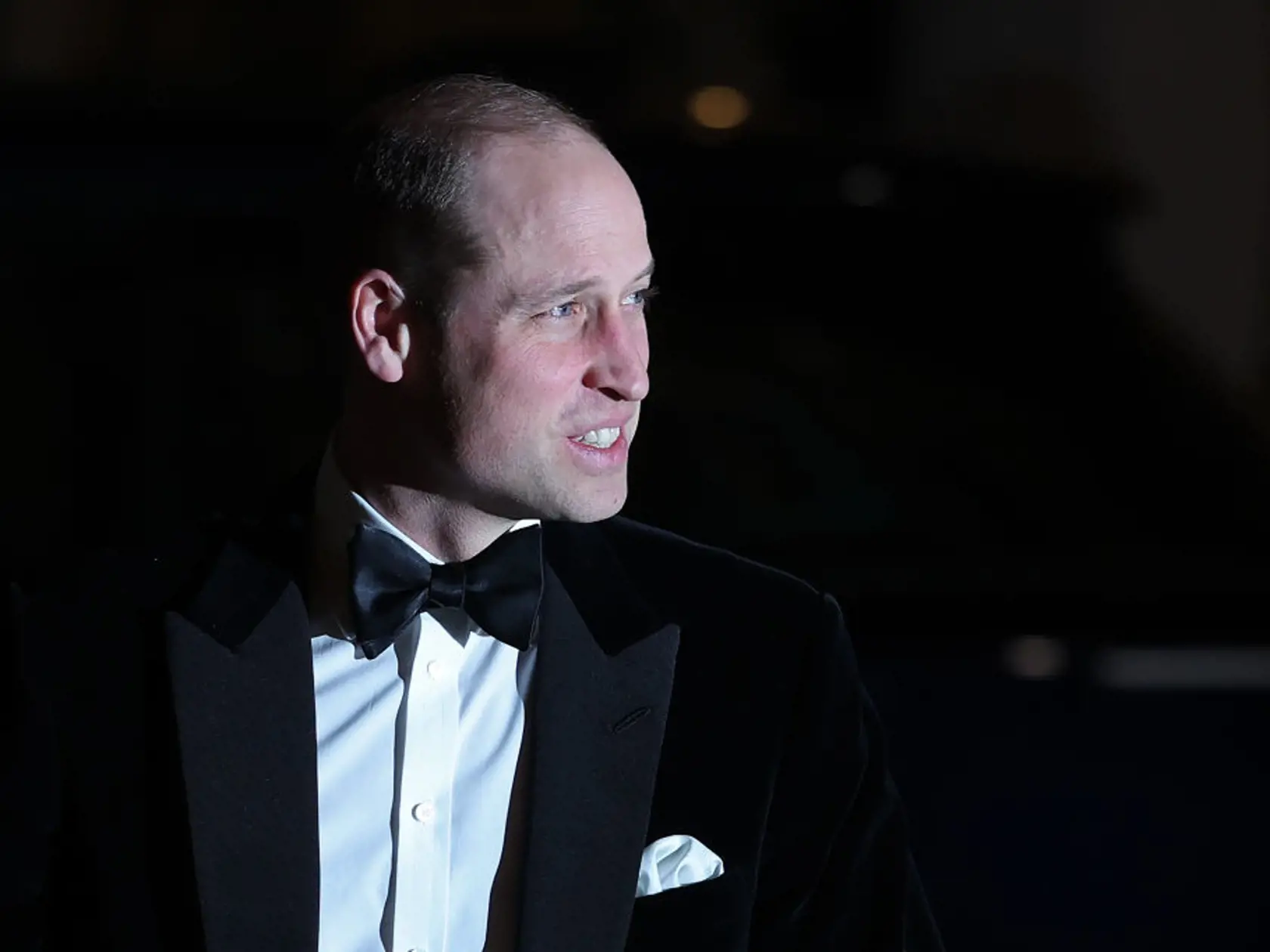 Princ William na slávnostnej večeri. Váži si veľký záujem verejnosti o zdravie kráľa aj princeznej Kate.
