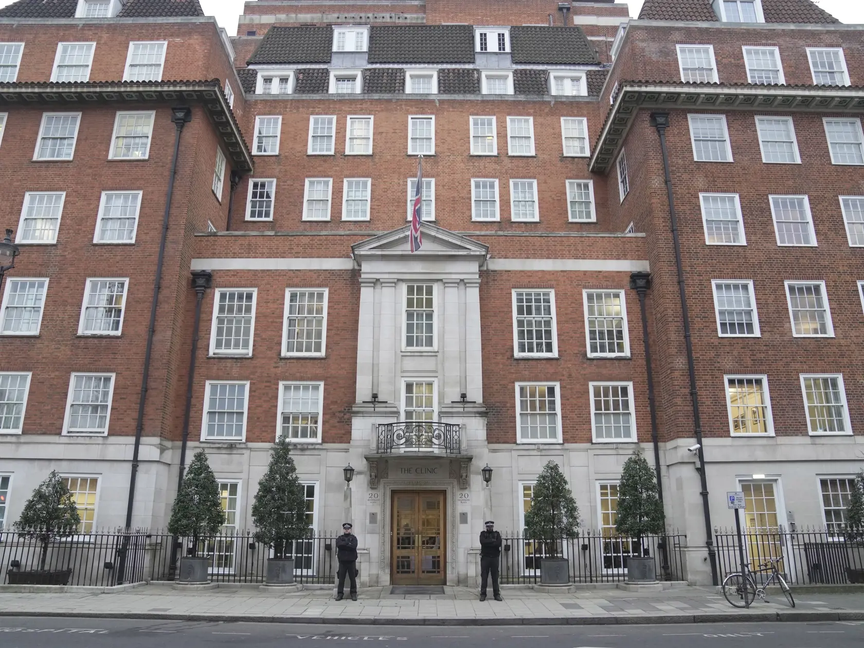 KK36 Londýn - Policajti hliadkujú pred zdravotníckym zariadením The London Clinic, v ktorom hospitalizovali Kate, princeznú z Walesu, 17. januára 2024 v Londýne. Kate, princezná z Walesu, sa lieči v nemocnici po úspešnom operačnom zákroku v oblasti brucha, oznámil v stredu Kensingtonský palác. FOTO TASR/AP
Police officers stand guard outside The London Clinic where Kate, Princess of Wales is recovering from surgery, in London, Wednesday, Jan. 17, 2024. Kensington Palace says the Princess of Wale