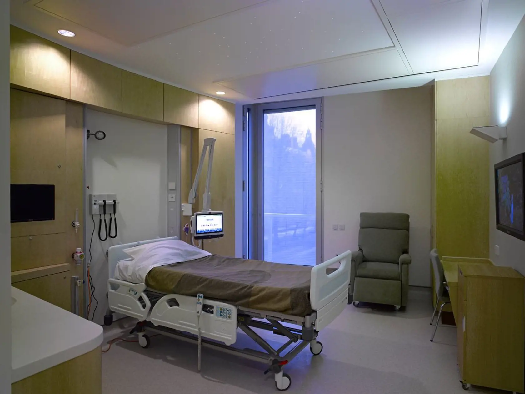 Takto vyzerá bežná izba v nemocnici The London Clinic hospital, kde princezná Kate podstúpila operáciu brucha. Na izbe nechýba televízor ani vlastná kúpeľňa.
