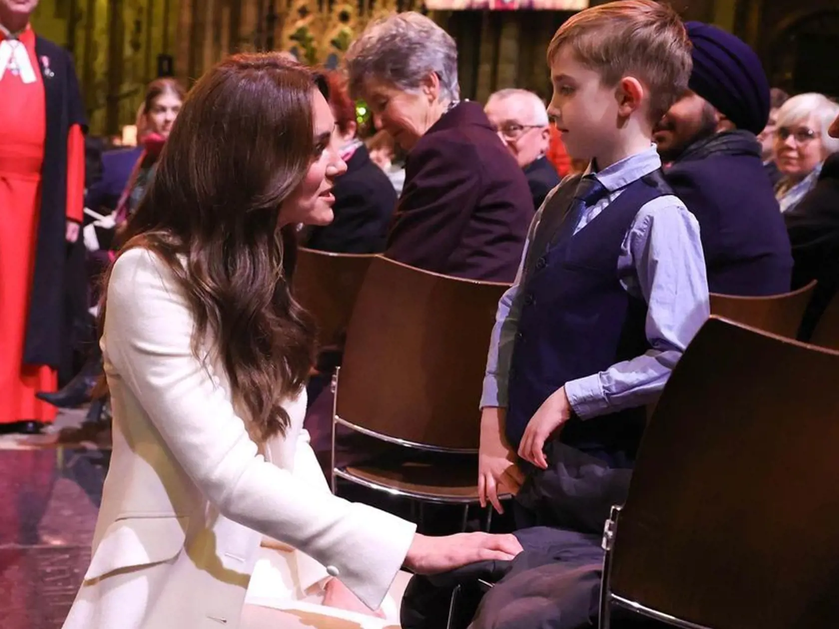 William prezradil, že Kate má pri sebe dve filipínske ošetrovateľky, ktoré sú vraj úžasne láskavé. A prečo padla voľba práve na ženy z juhovýchodnej Ázie? Sú totiž známe vrodenou trpezlivosťou a hlavne lojálnou mlčanlivosťou! Ich služby preto napríklad využila aj domácnosť Karla Gotta.