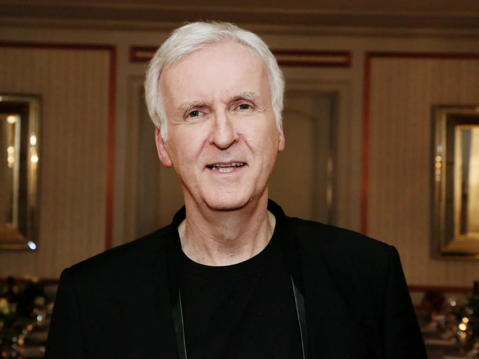 17. Režisér James Cameron (66) si má z čoho vyberať. Doteraz sa päťkrát oženil a štyrikrát rozviedol. Jeho prvou manželkou bola v rokoch 1978 a 1984 Sharon Williams. Druhý raz sa oženil s filmovou producentkou Gale Anne Hurd. Vzali sa v roku 1985 a rozviedli v roku 1989. Jeho treťou manželkou bola krátko režisérka a scenáristka Kathryn Bigelow (1989 – 1991).
