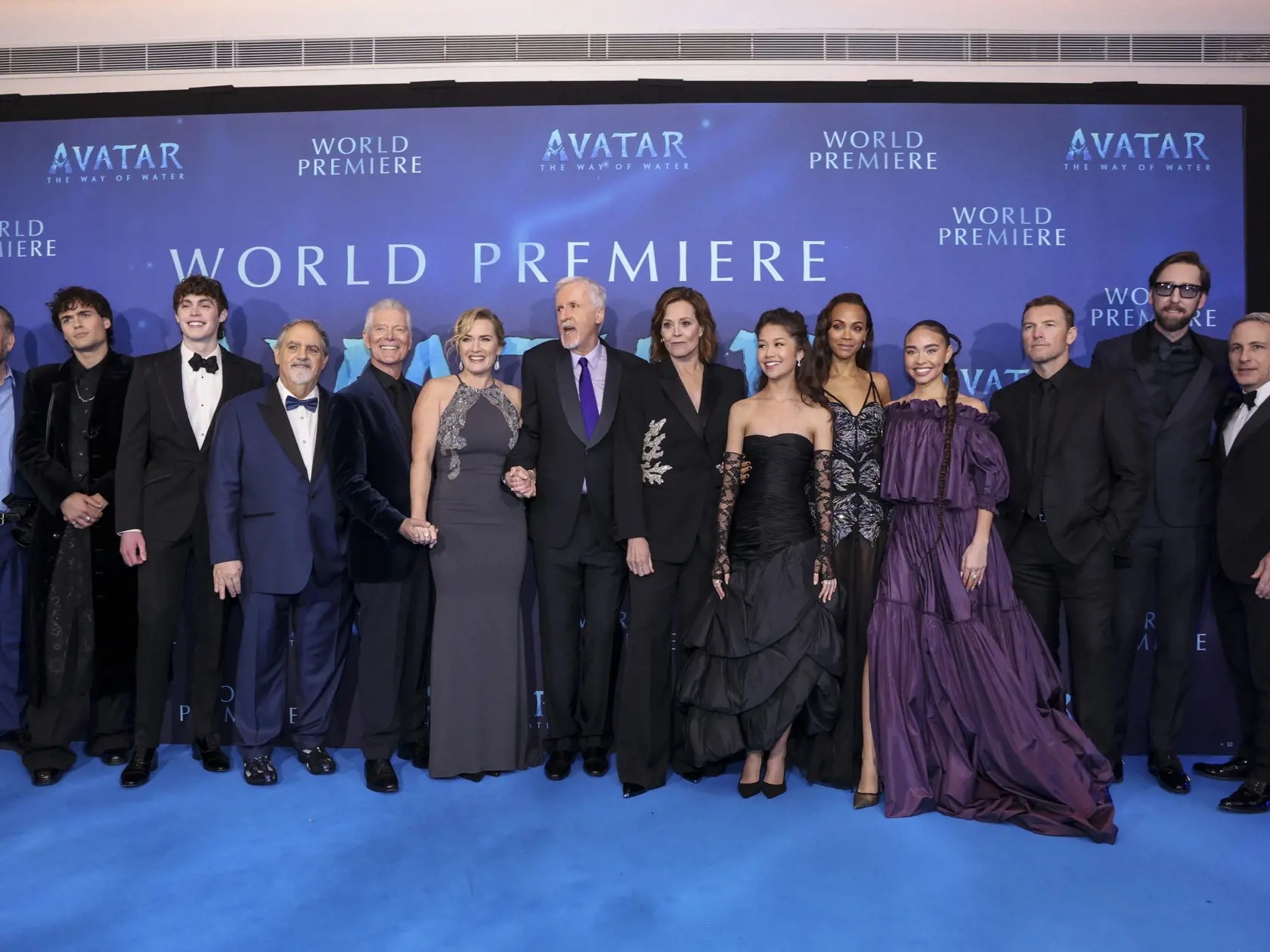 WA 17 Londýn - Na snímke zľava Brendan Cowell, Jamie Flatters, Jack Champion, producent Jon Landau, Stephen Lang, Kate Winsletová, režisér James Cameron, Sigourney Weaverová, Trinity Jo-Li Blissová, Zoe Saldanaová, Bailey Bassová, Sam Worthington, Joel David Moore a  Steve Asbell pózujú počas príchodu na dlhoočakávanú svetovú premiéru pokračovania amerického filmu Avatar s podtitulom Cesta vody v Londýne v stredu 7. decembra 2022. FOTO TASR/AP 


Brendan Cowell, from left, Jamie Flatters, Jack C