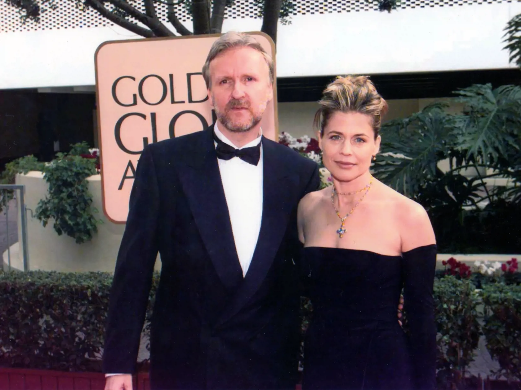 Štvrtou manželkou Jamesa Camerona bola od roku 1997 herečka Linda Hamilton, s ktorou má dcéru. Rozviedli sa v roku 1999, lebo ju podvádzal so Suzy Amis. Na bankovom konte Lindy Hamilton pribudlo 50 miliónov dolárov.