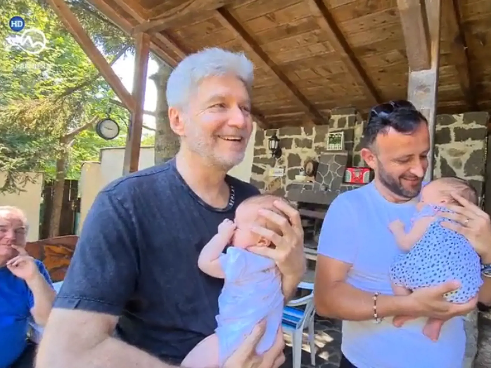 Štefan Skrúcaný ukázal dcérku Ellu do tváričky. Na fotke s Ondrom Kandráčom a jeho Máriou.