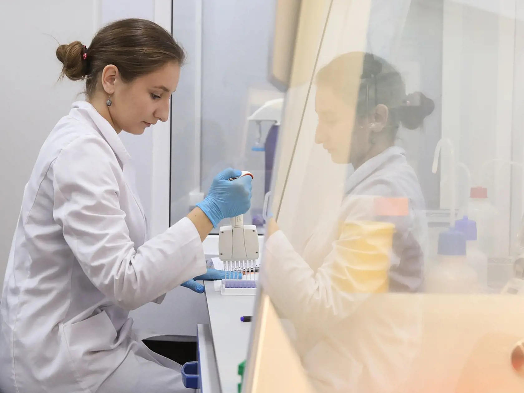 Tím vedcov biotechnologickej spoločnosti Axon Neuroscience začal s vývojom účinnej a bezpečnej vakcíny už pri prvých správach o rýchlom šírení ochorenia COVID-19. Včera ohlásili, že predklinické testy peptidovej vakcíny s názvom ACvac1 dopadli pozitívne a potvrdili jej účinnosť proti novému koronavírusu.
(ilustračné)