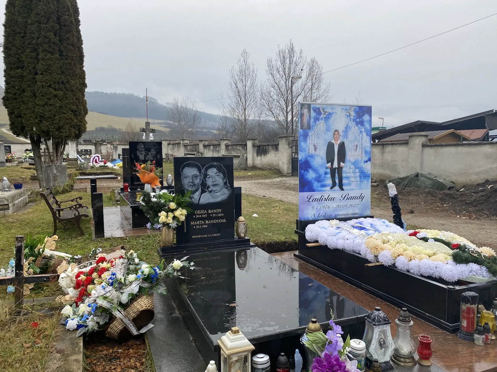 Hrob zosnulého obľúbeného rómskeho speváka zo Spiša Ladislava Bandyho (†46) alias Kokyho sa od iných honosných rómskych hrobov líši. Jeho je farebný!