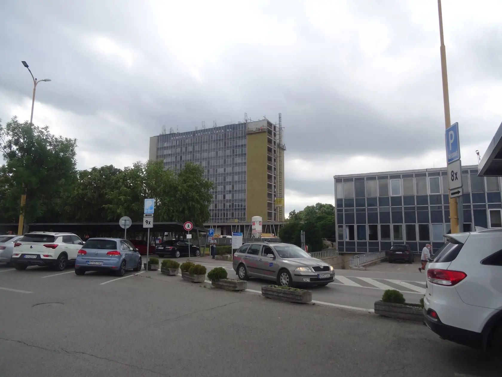 Otestovať sa môžete aj na parkovisku pri nemocnici v Šaci, 25 eur poplatok mnohých záujemcov odradil a vybrali sa hľadať niečo lacnejšie.
