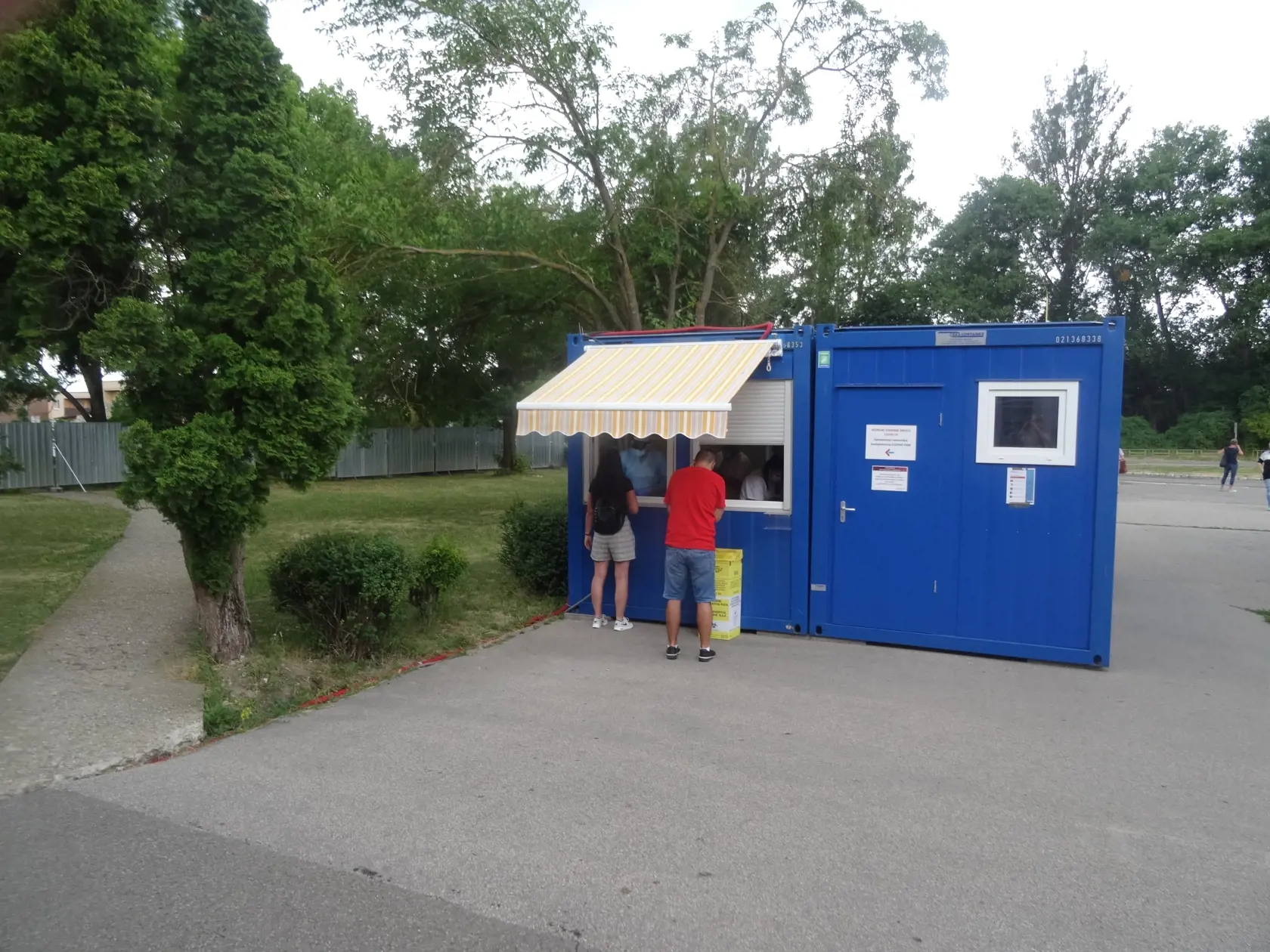 Otestovať sa môžete aj na parkovisku pri nemocnici v Šaci, 25 eur poplatok mnohých záujemcov odradil a vybrali sa hľadať niečo lacnejšie.