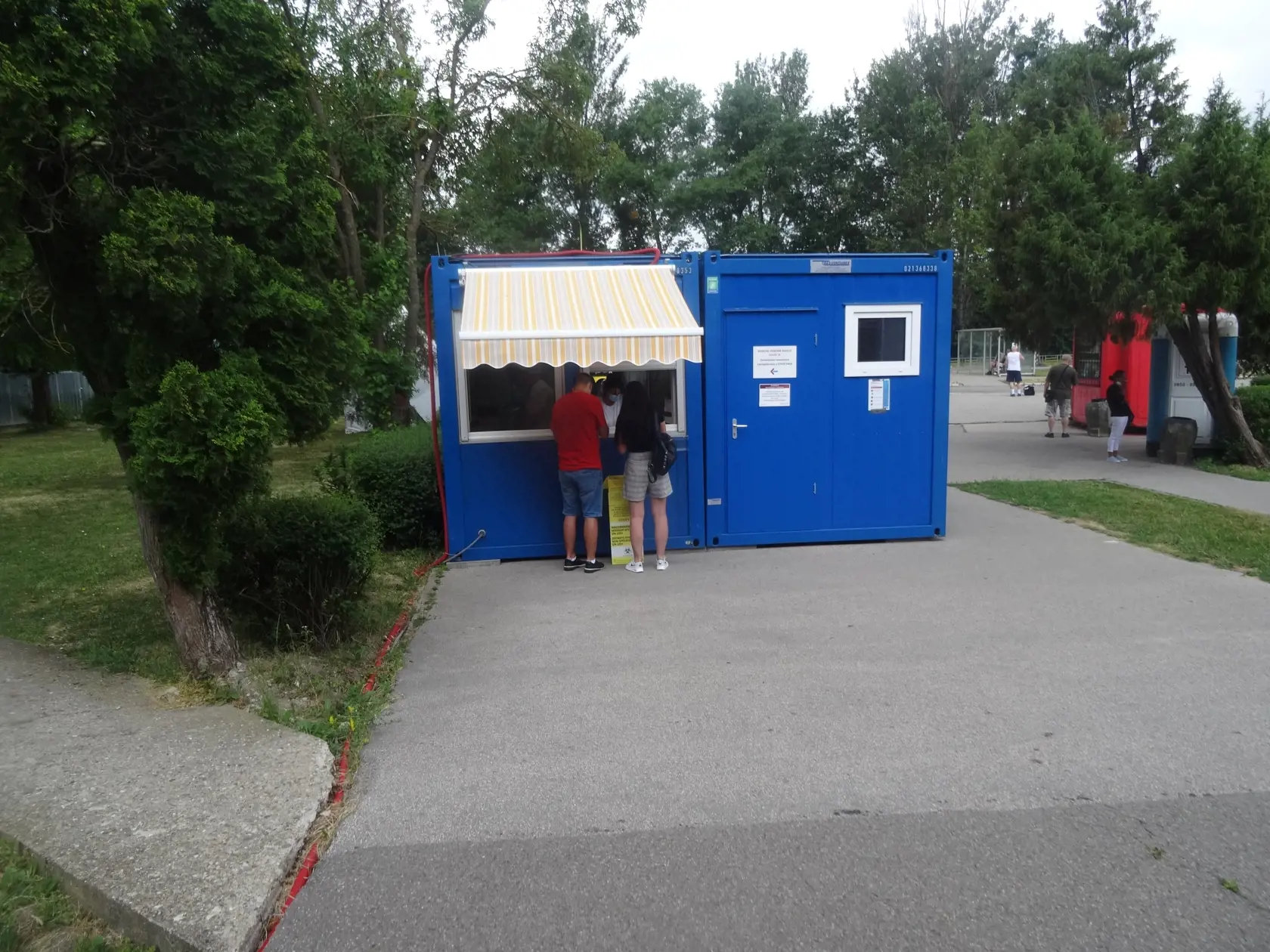 Otestovať sa môžete aj na parkovisku pri nemocnici v Šaci, 25 eur poplatok mnohých záujemcov odradil a vybrali sa hľadať niečo lacnejšie.