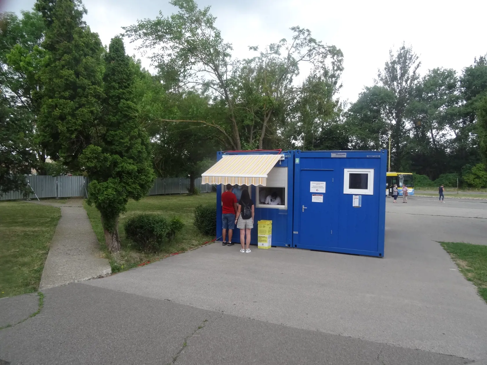 Otestovať sa môžete aj na parkovisku pri nemocnici v Šaci, 25 eur poplatok mnohých záujemcov odradil a vybrali sa hľadať niečo lacnejšie.