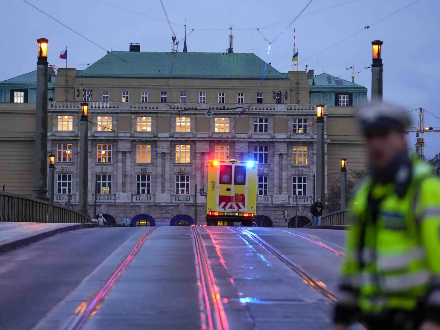 JB 27 Praha - Sanitka smeruje k budove Filozofickej fakulty Univerzity Karlovej (FF UK) po streľbe v centre Prahy 21. decembra 2023. Po streľbe na Filozofickej fakulte Univerzity Karlovej (FF UK) v Prahe je 11 mŕtvych vrátane útočníka. Ďalšie desiatky ľudí sú zranené, deväť z nich vážne. Uviedla to hovorkyňa Zdravotníckej záchrannej služby (ZZS) hlavného mesta Prahy Jana Poštová, informuje spravodajkyňa TASR v Prahe. FOTO TASR/AP

An ambulance drives towards the building of Philosophical Faculty