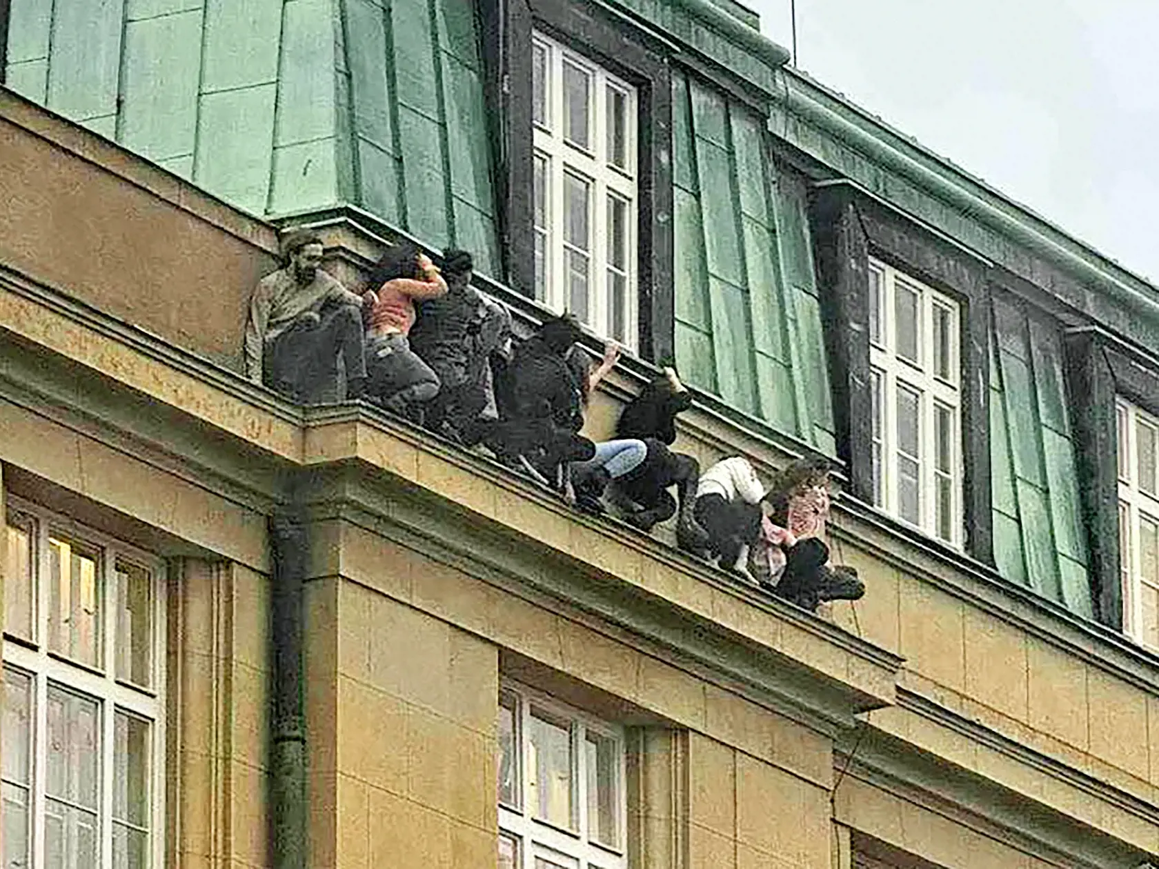 Na rímse. Zábery miest, na ktorých sa skrývajú študenti, obleteli svet.