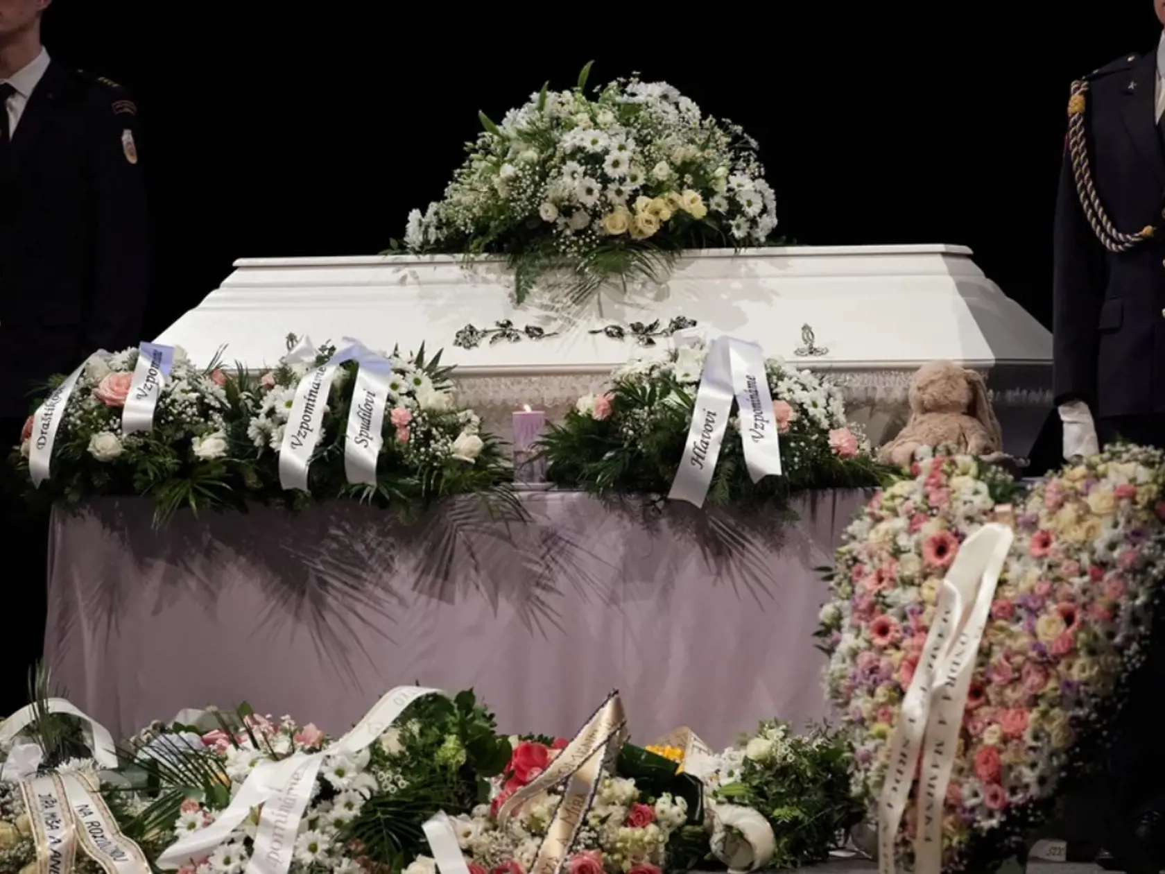 Najsmutnejšie predstavenie sa odohralo vo štvrtok v Mestskom divadle v Jaroměři. Stalo sa miestom poslednej rozlúčky s Anetkou (†20), jednou z obetí strelca z pražskej filozofickej fakulty.