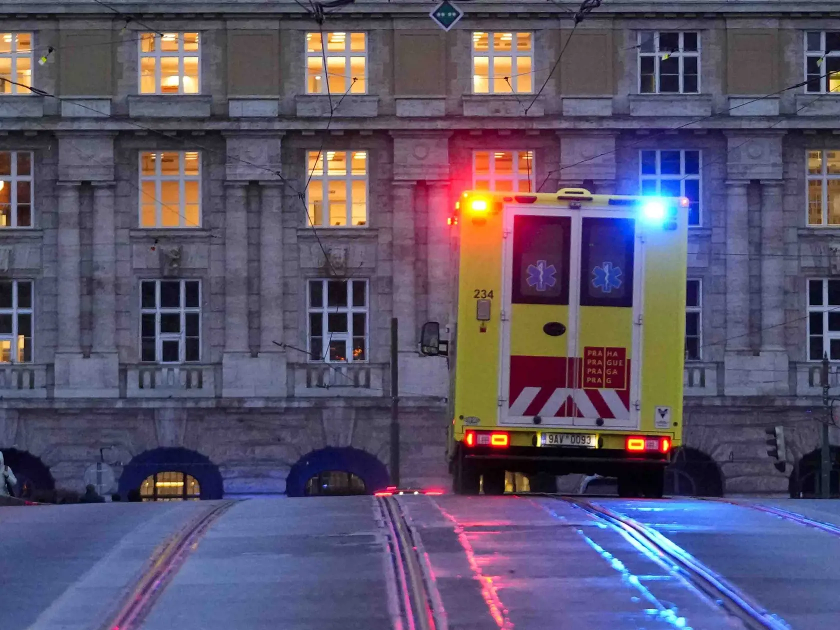 JB 31 Praha - Sanitka smeruje k budove Filozofickej fakulty Univerzity Karlovej (FF UK) po streľbe v centre Prahy 21. decembra 2023. Po streľbe na Filozofickej fakulte Univerzity Karlovej (FF UK) v Prahe je 11 mŕtvych vrátane útočníka. Ďalšie desiatky ľudí sú zranené, deväť z nich vážne. Uviedla to hovorkyňa Zdravotníckej záchrannej služby (ZZS) hlavného mesta Prahy Jana Poštová, informuje spravodajkyňa TASR v Prahe. FOTO TASR/AP

An ambulance drives towards the building of Philosophical Faculty