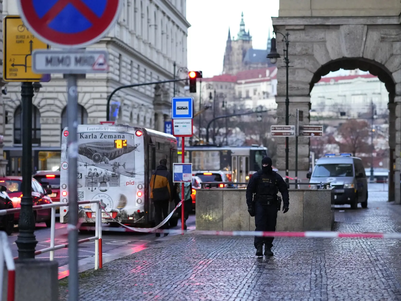 JB 13 Praha - Policajt hliadkuje pred budovou Filozofickej fakulty Univerzity Karlovej (FF UK) po streľbe v centre Prahy 22. decembra 2023. Pri streľbe na Filozofickej fakulte Univerzity Karlovej v Prahe prišlo vo štvrtok o život 14 ľudí a 25 je zranených. Strelec bol podľa polície študentom školy a po útoku zrejme spáchal samovraždu, no strieľali po ňom aj policajti. FOTO TASR/AP

A policeman guards the area outside the building of Philosophical Faculty of Charles University Prague, Czech Repub