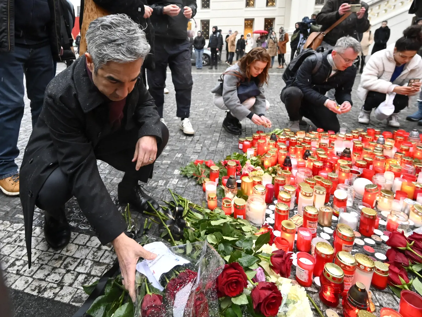 WA 23 Praha - Americký veľvyslanec v Českej republike Bijan Sabet kladie kyticu kvetov pred sídlo Karlovej univerzity, kde sa nachádza pietne miesto na pamiatku obetí masovej streľby v centre Prahy v piatok 22. decembra 2023. Pri streľbe na Filozofickej fakulte Univerzity Karlovej v Prahe prišlo vo štvrtok o život 15 ľudí, vrátane strelca. Ďalších  25 osôb utrpelo zranenia. Strelec zasiahol aj troch ľudí v okolí budovy a došlo tiež k prestreleniu civilného vozidla, aj vozidla polície. FOTO TASR/