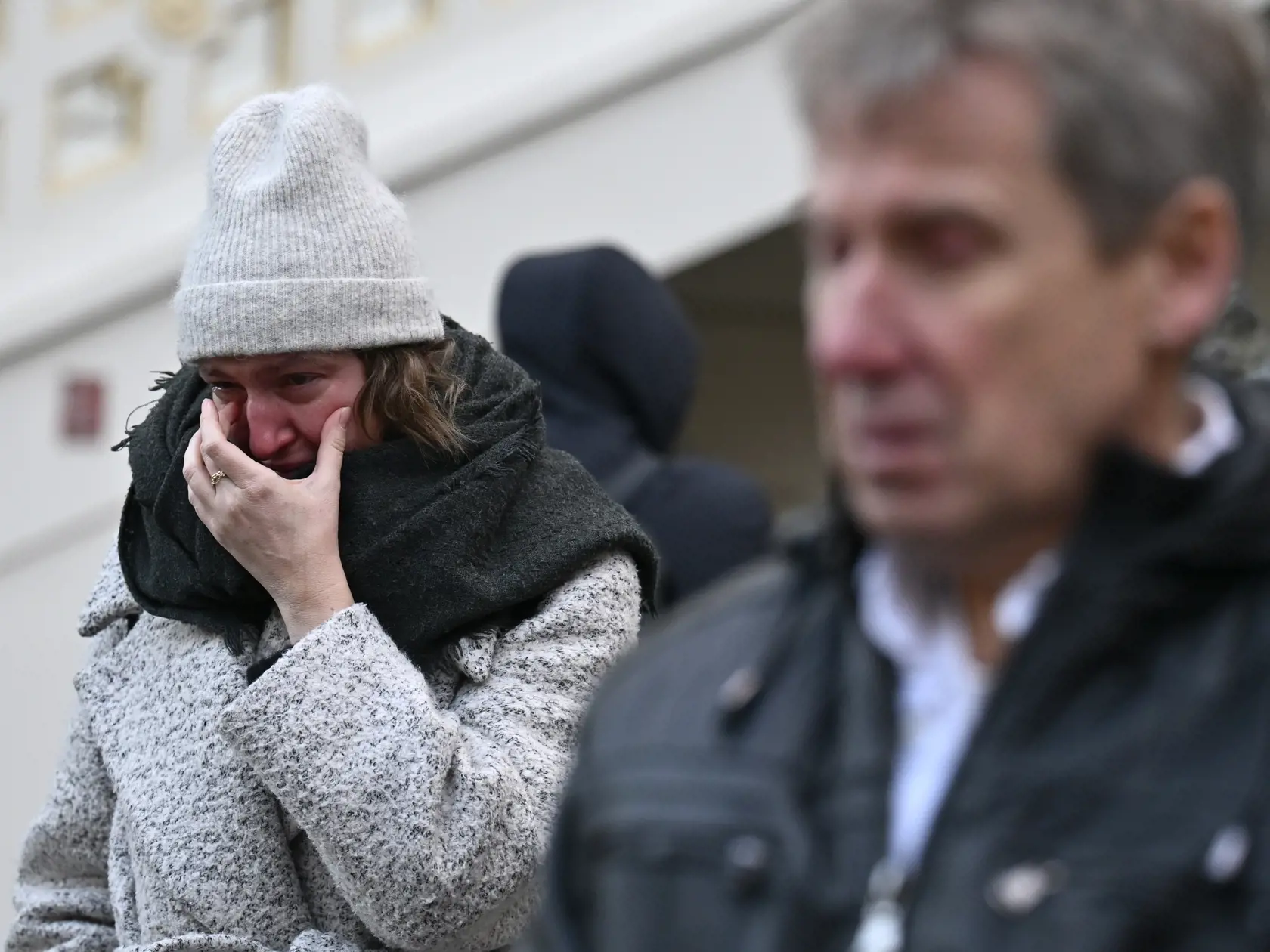 JB 41 Praha - Ľudia reagujú pred budovou Filozofickej fakulty Univerzity Karlovej (FF UK) po masovej streľbe v centre Prahy 22. decembra 2023. Pri streľbe na Filozofickej fakulte Univerzity Karlovej v Prahe prišlo vo štvrtok o život 14 ľudí a 25 je zranených. Strelec bol podľa polície študentom školy a po útoku zrejme spáchal samovraždu, no strieľali po ňom aj policajti. FOTO TASR/AP

Mourners stand outside the headquarters of Charles University after mass shooting in Prague, Czech Republic, Fri