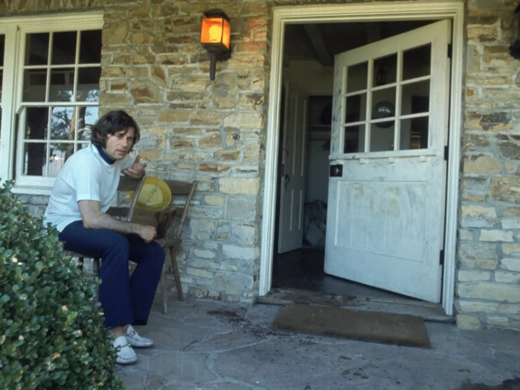 Polanski pred domom, kde zavraždili jeho ženu.