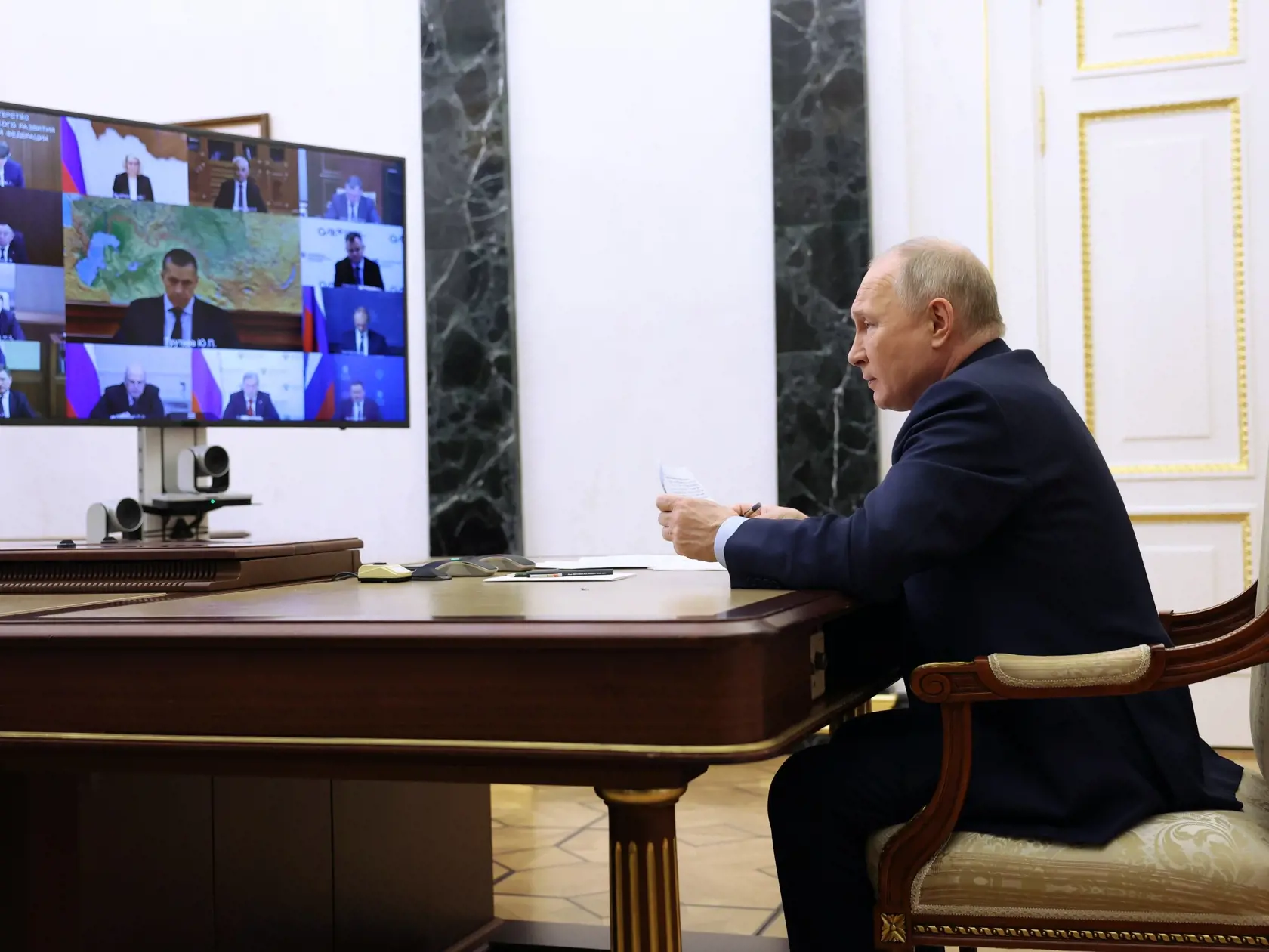 Na snímke vpravo ruský prezident Vladimir Putin sa zúčastňuje stretnutia s členmi ruského kabinetu ministrov prostredníctvom videokonferencie v Moskve v stredu 7. februára 2024. FOTO TASR/AP