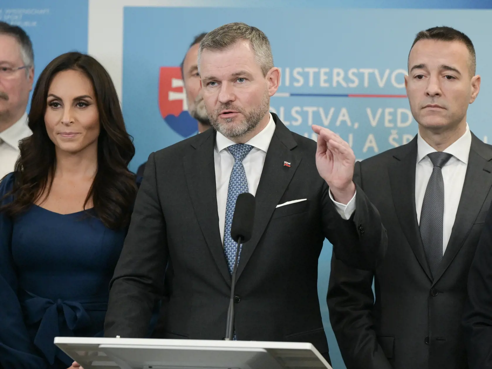 Na snímke uprostred predseda NR SR Peter Pellegrini, vľavo ministerka zdravotníctva Zuzana Dolinková a vpravo minister minister školstva Tomáš Drucker (všetci Hlas-SD) počas tlačovej konferencie ministerstva školstva, vedy, výskumu a športu k navýšeniu počtu študentov lekárskych fakúlt 17. januára 2024 v Bratislave. FOTO TASR - Pavel Neubauer




