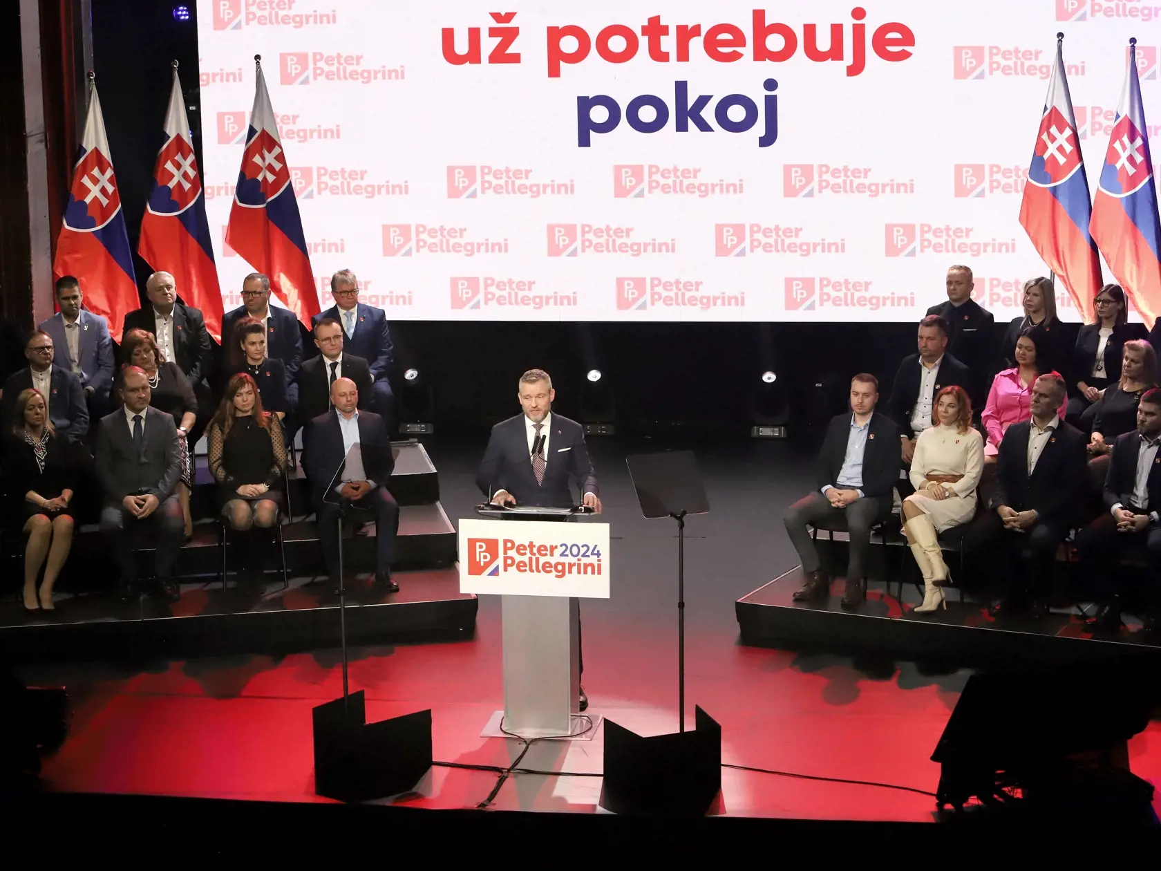 Na snímke uprostred predseda NR SR Peter Pellegrini (Hlas-SD) potvrdil svoju prezidentskú kandidatúru na podujatí Hlasu-sociálnej demokracie v Štátnej opere v Banskej Bystrici 19. januára 2024. FOTO TASR - Ján Krošlák