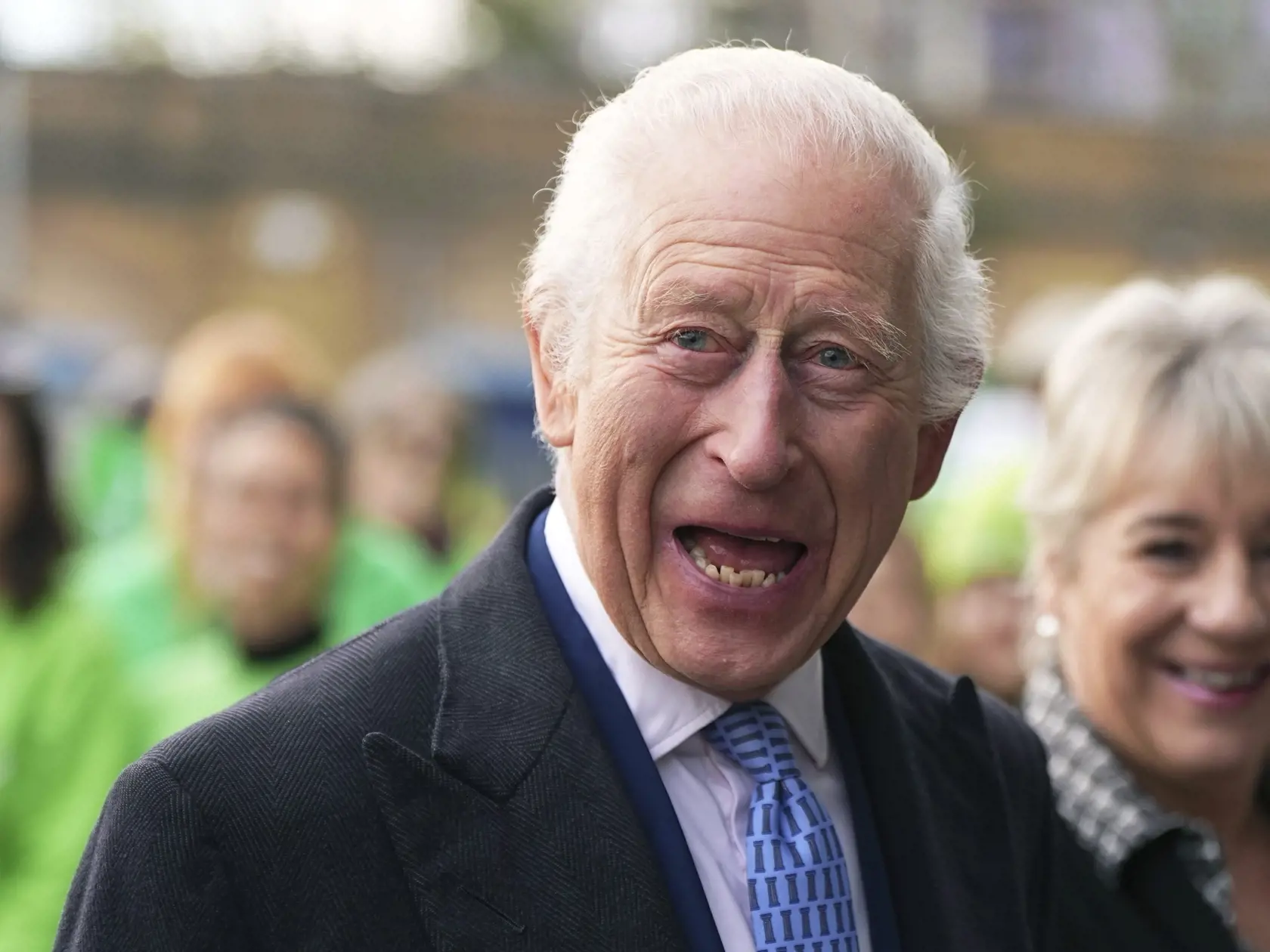 Kráľ Karol po vlámaní do Windosru rýchlo navrhol veľké zmeny v ich životoch a poprosil Williama a Kate, aby sa presťahovali k nemu do Clarence House.