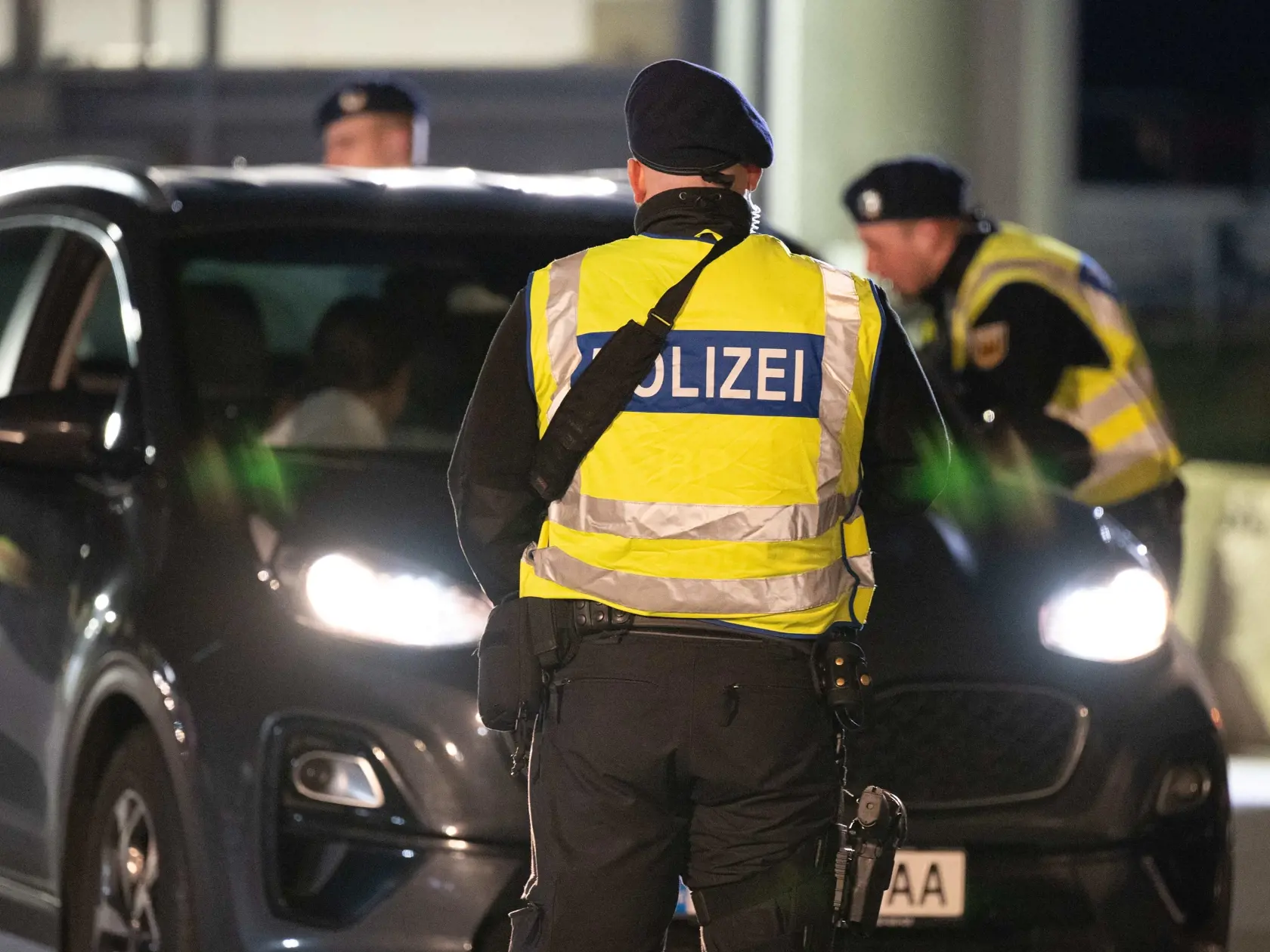 Nemeckí policajti kontrolujú osobné auto počas náhodnej hraničnej kontroly na odpočívadle neďaleko nemecko-českých hraníc v meste Berggießhübel v spolkovej krajine Sasko na východe Nemecka v pondelok 16. októbra 2023. Sprísnením kontrol na hraniciach s Českou republikou, Poľskom a Švajčiarskom sa nemecká vláda snaží zabrániť prílevu nelegálnych migrantov do krajiny a efektívne bojovať proti prevádzačstvu. FOTO TASR/DPA