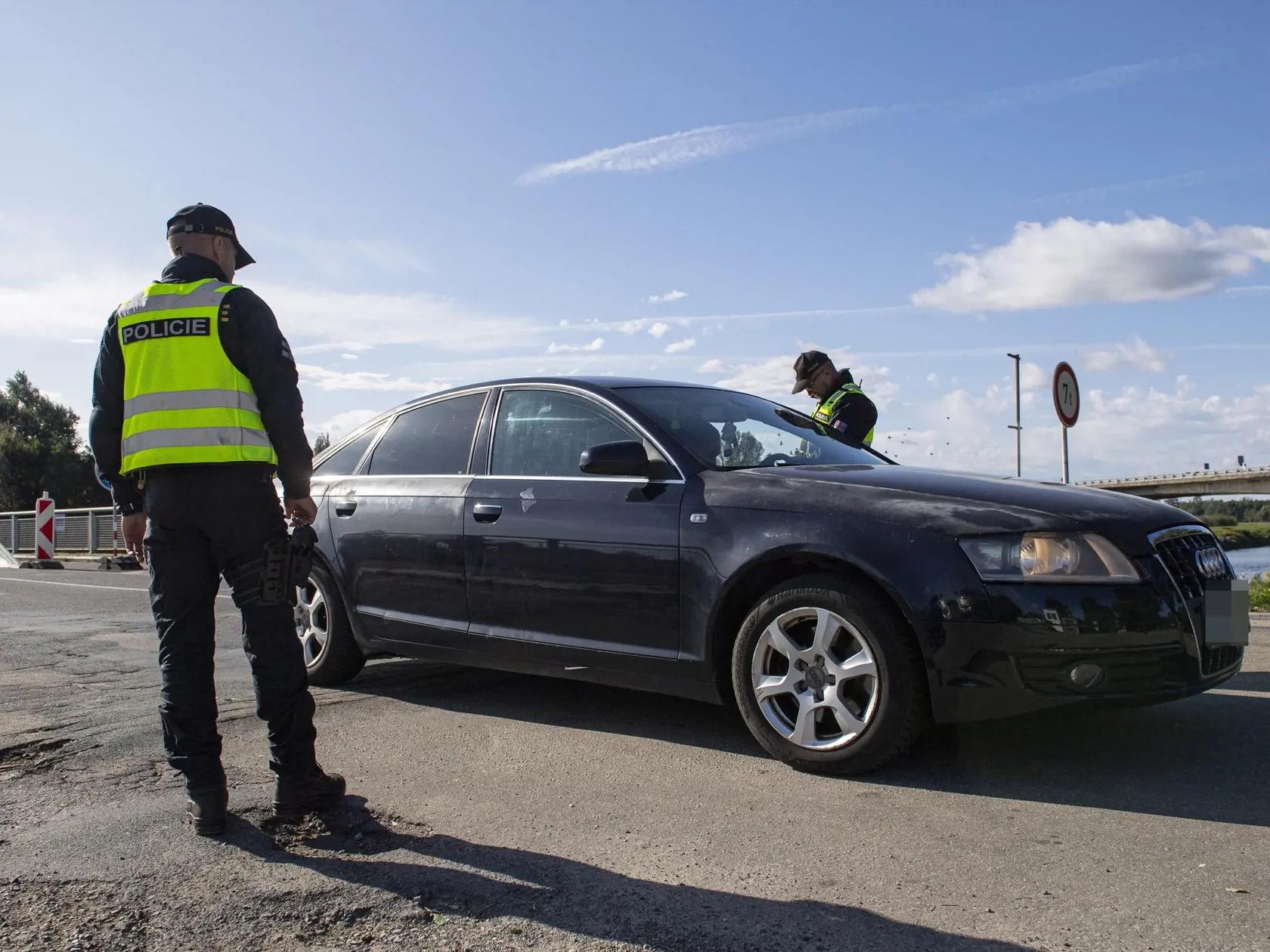 Na snímke českí policajti náhodne kontrolujú osobné motorové vozidlo na česko-slovenskej hranici pri meste Lanžhot v stredu 4. októbra 2023. Česko zaviedlo od polnoci z utorka na stredu náhodné kontroly po celej dĺžke hranice so SR. Vláda chce takto bojovať proti prevádzačom a nelegálnej migrácii.