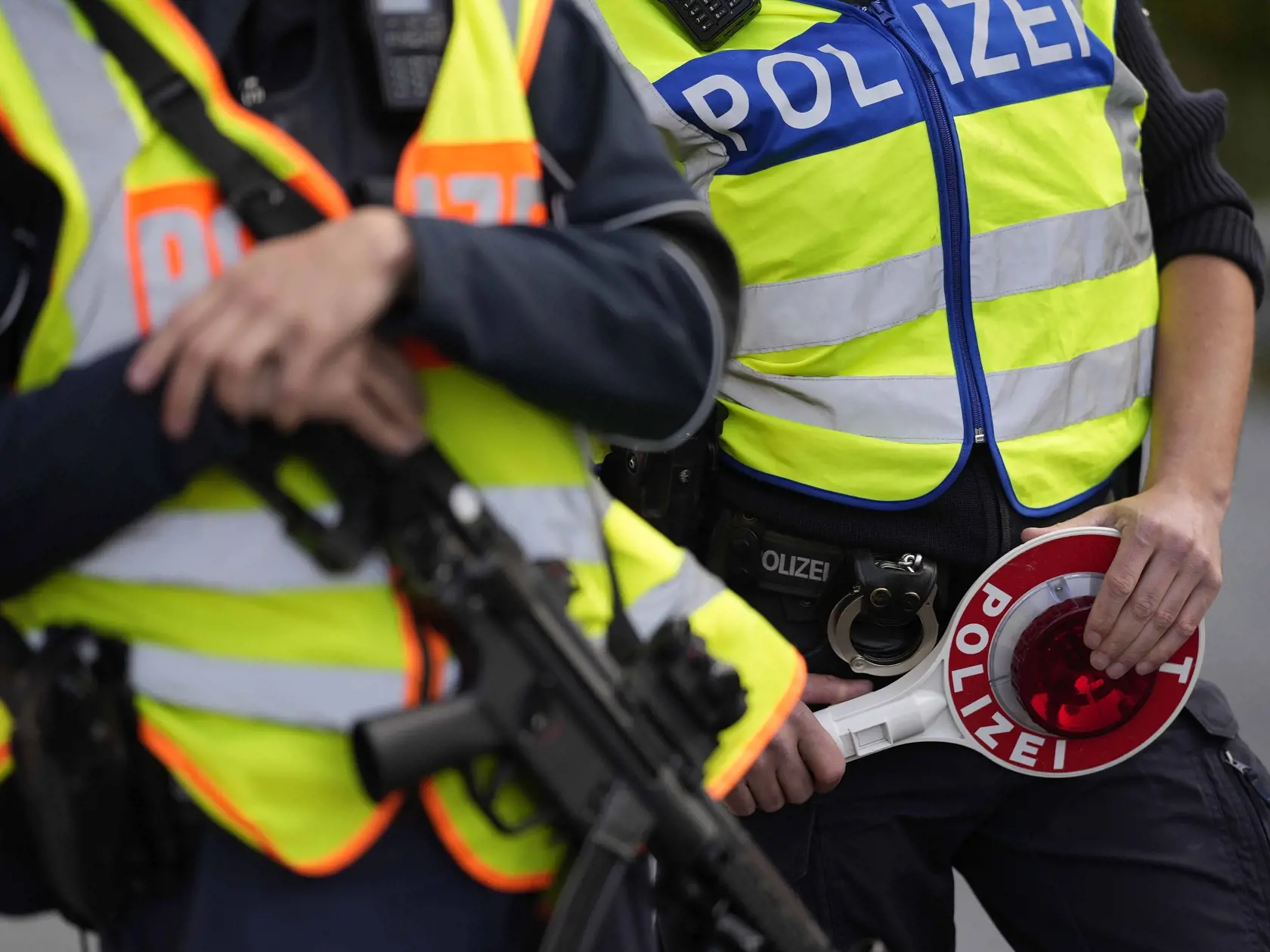 Nemeckí policajti  počas kontroly vozidiel na nemecko-rakúskom  hraničnom priechode v Kiefersfeldene v pondelok 9. októbra 2023. Nemecko posilnilo policajné hliadky na "pašeráckych trasách". Stalo sa tak najmä na hraniciach s Poľskom a Českou republikou. Berlín chce zabrániť vstupu ďalších migrantov do krajiny.