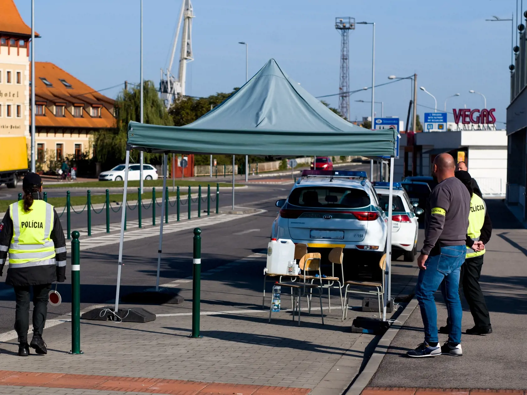 Vo štvrtok ráno 5. októbra 2023 sa na slovensko-maďarských hraniciach začali náhodné kontroly. Potrvajú do 14. októbra. Na snímke hliadka policajtov kontroluje dodávku na hraničnom priechode Komárno-Komárom. Zamerajú sa najmä na podozrivé vozidlá, snahou bude čo najmenej obmedziť plynulosť premávky.