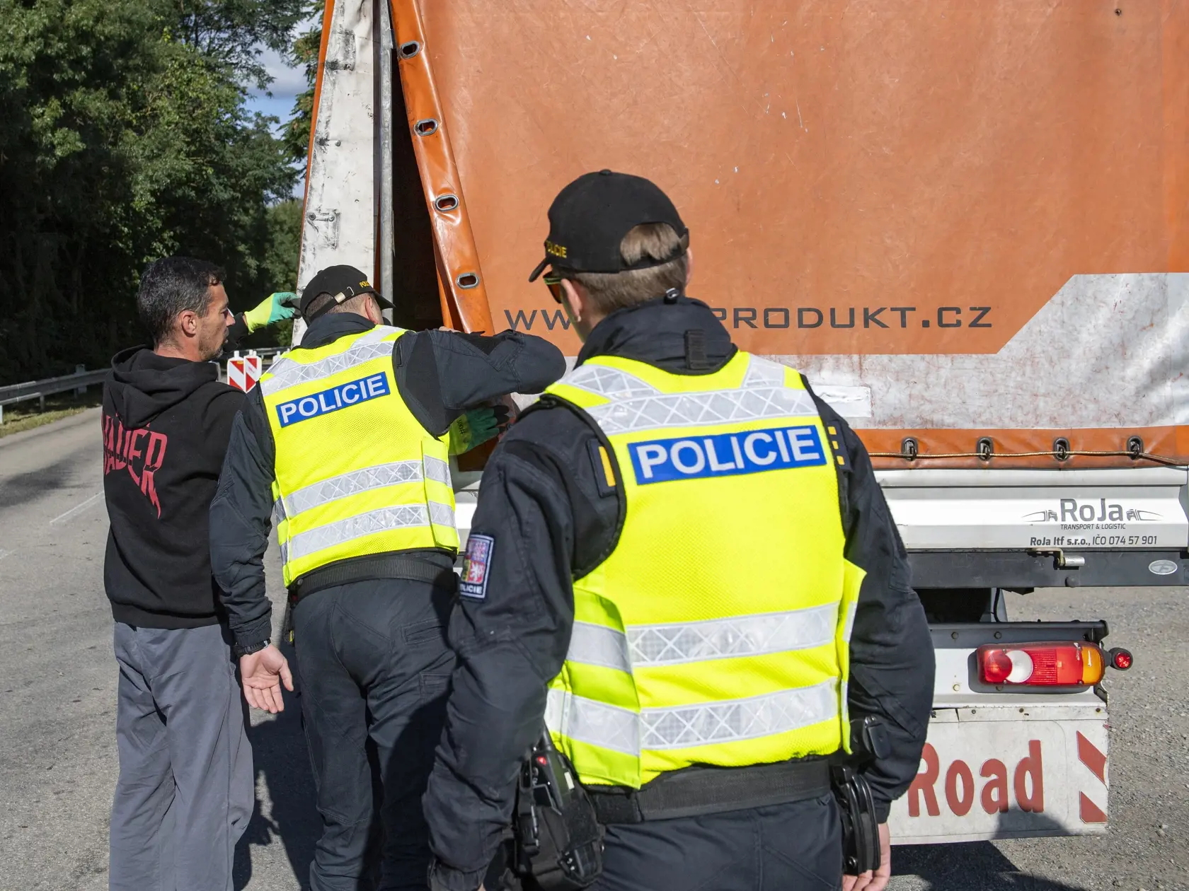 Na snímke českí policajti náhodne kontrolujú nákladné motorové vozidlo na česko-slovenskej hranici pri meste Lanžhot v stredu 4. októbra 2023. Česko zaviedlo od polnoci z utorka na stredu náhodné kontroly po celej dĺžke hranice so SR. Vláda chce takto bojovať proti prevádzačom a nelegálnej migrácii.