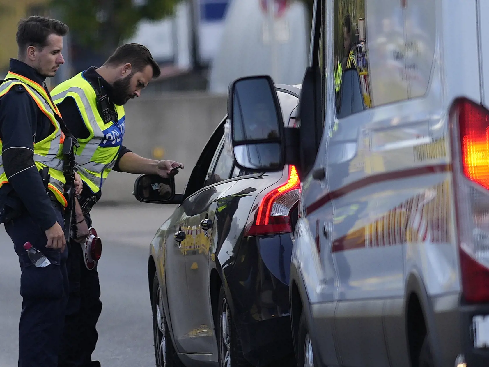 Nemeckí policajti kontrolujú osobné auto na rakúsko-nemeckom hraničnom priechode v Kiefersfeldene v pondelok 9. októbra 2023. Nemecko posilnilo policajné hliadky na "pašeráckych trasách". Stalo sa tak najmä na hraniciach s Poľskom a Českou republikou. Berlín chce zabrániť vstupu ďalších migrantov do krajiny.