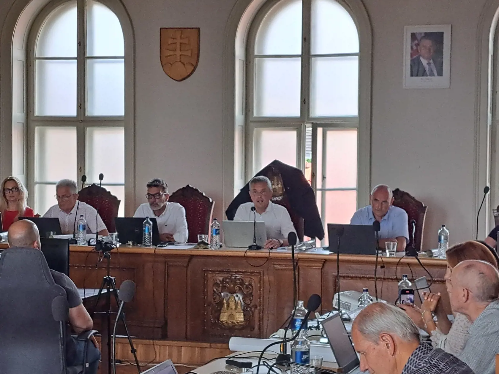 Keszegh (štvrtý zľava) dokonca požiadal náčelníka mestskej polície Alexandra Tótha, ktorý v miestnosti bol, aby nášmu redaktorovi tlmočil.