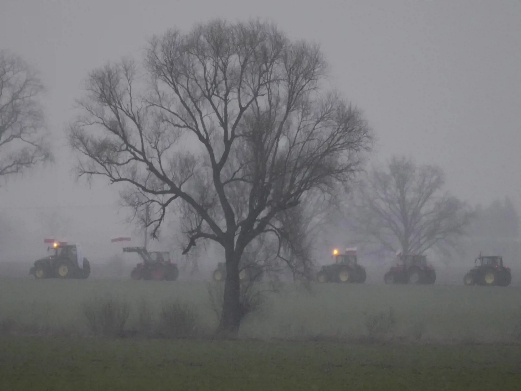 Poľskí farmári protestujú v poľskom meste Poznaň v piatok 9. februára 2024. Poľskí farmári v piatok blokovali cesty a protestovali aj na hraničných priechodoch s Ukrajinou. Ide o novú vlnu protestov proti dovozu poľnohospodárskych výrobkov zo susednej Ukrajiny, kde Rusko vedie útočnú vojnu.