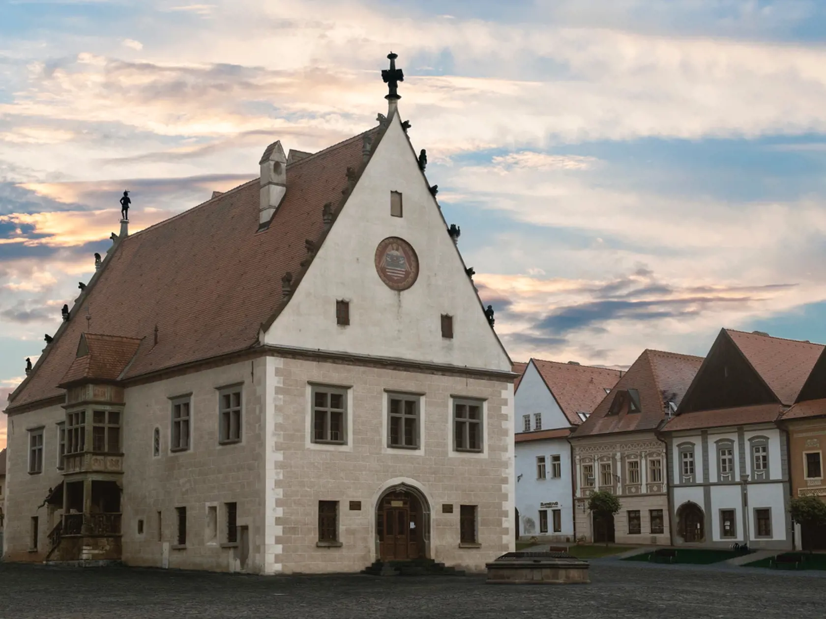 Mestská radnica bola postavná v rokoch 1505-1509 v renesančnom slohu. Sídlila tu mestská rada, bola však centrom všetkého diania v meste. Súčasťou výzdoby je chlapček, ktorý vystrkuje svoj zadok smerom, kde bol pôvodne richtárov dom. Podľa tradície totiž mesto nesplnilo svoj sľub a nezaplatilo umelcom dohodnutú sumu a jeden z nich sa takto pomstil.
