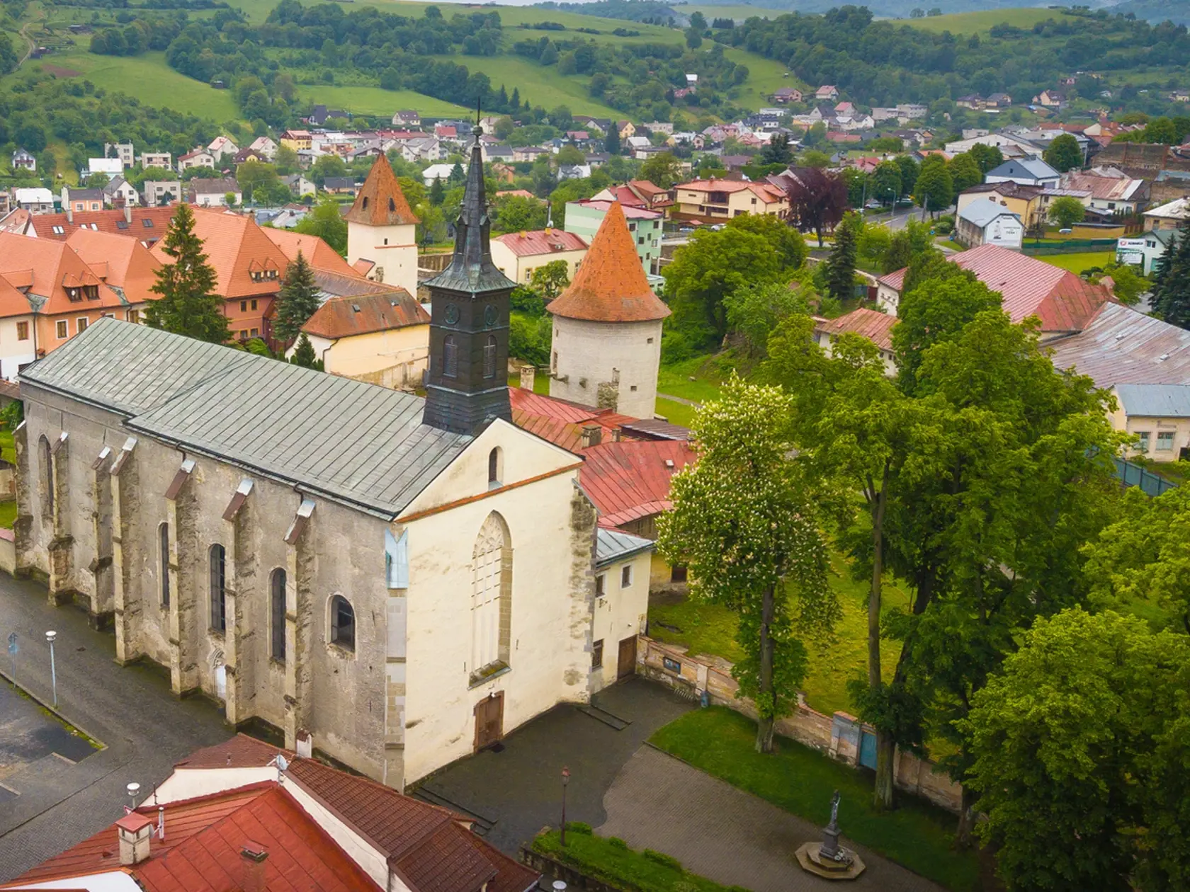 Františkánsky kostol, teda Kostol sv. Jána Krstiteľa, historické pramene ho spomínajú už v 15. storočí.