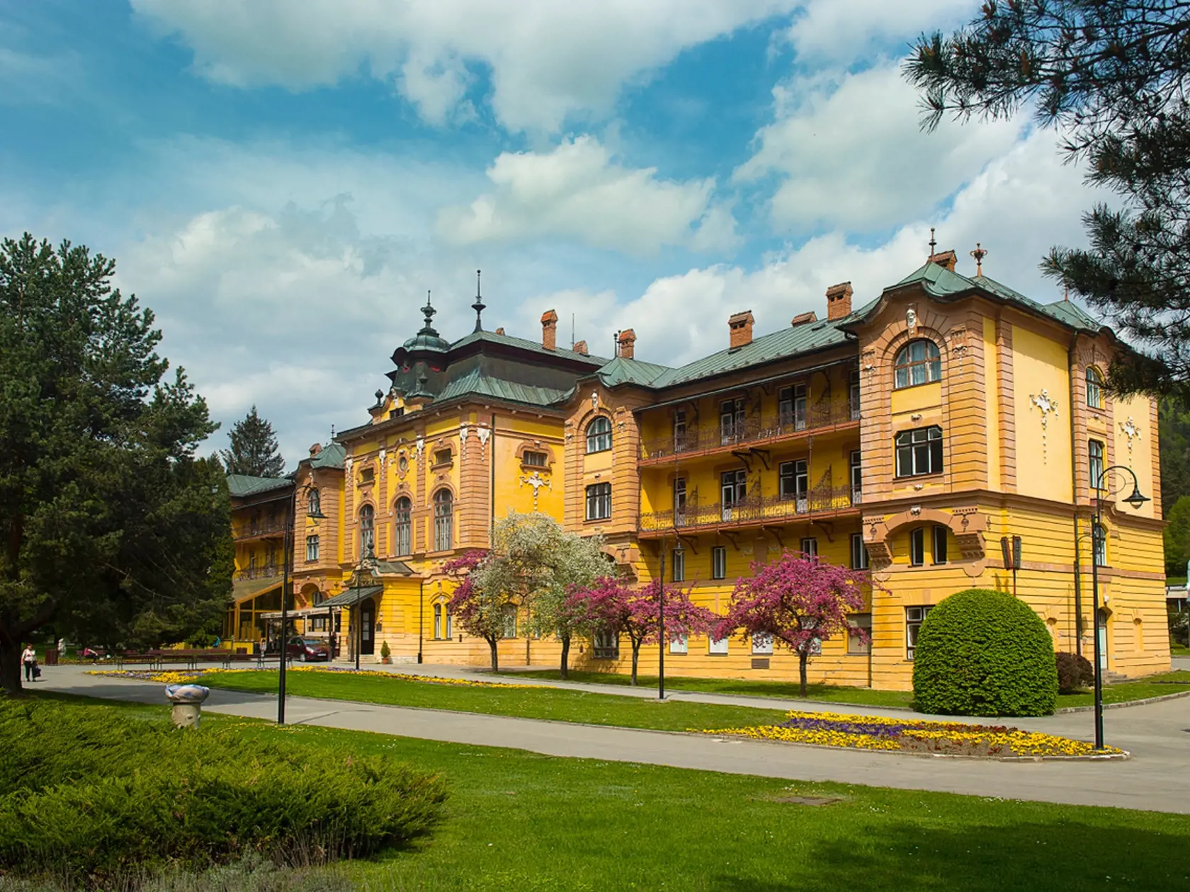 Bardejovské kúpele patria medzi najstaršie, ale i najkrajšie na Slovensku. Hotel Astória je ich historickou dominantou, nachádza sa v centre areálu, priamo oproti kúpeľnej kolonáde. Bol postavený v roku 1898, fasáda a interiér je výtvarne vyzdobený neorenesančnou a neobarokovou ornamentikou.