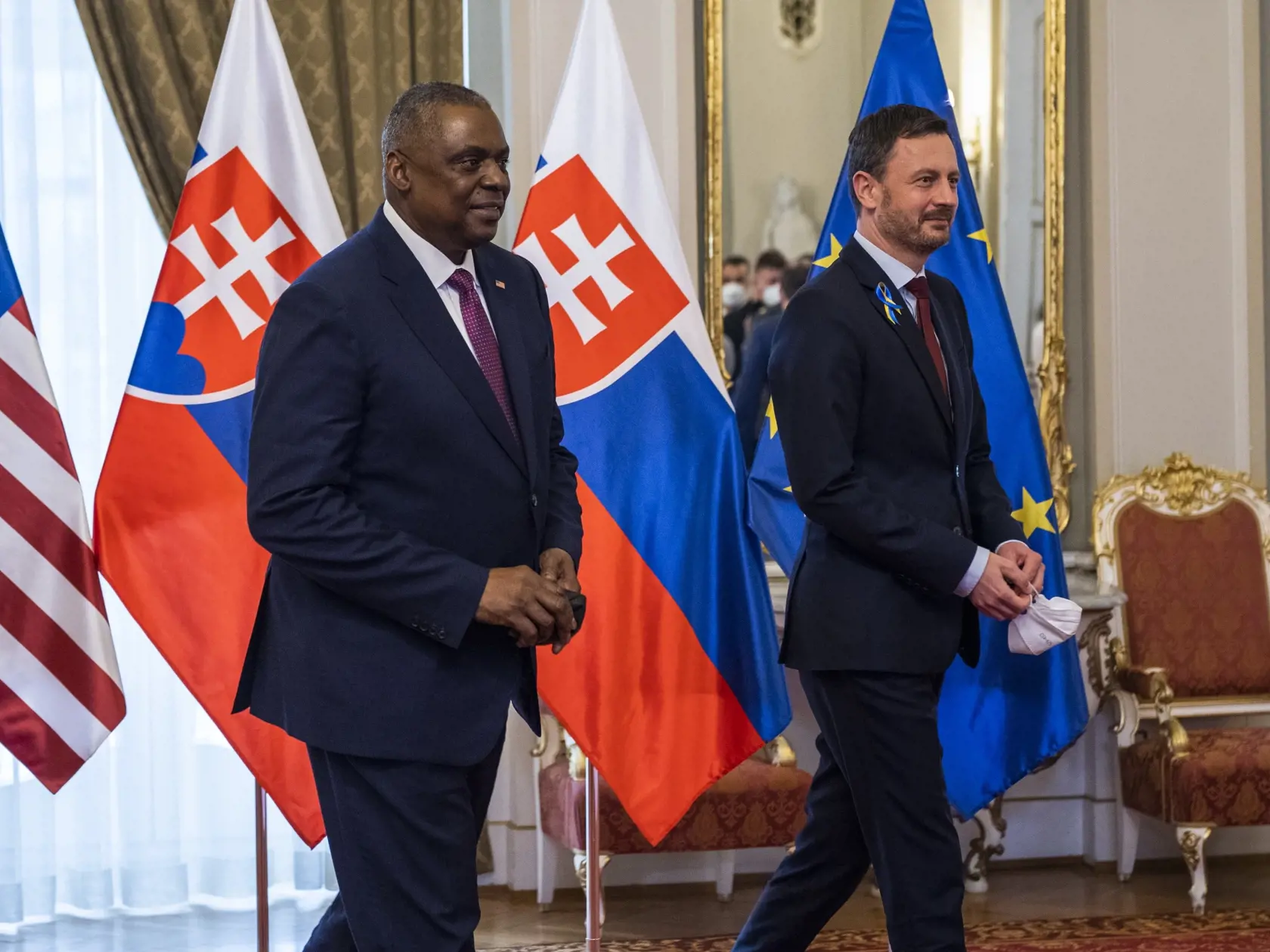 Na snímke sprava predseda vlády SR Eduard Heger (OĽaNO) a minister obrany USA Lloyd Austin počas prijatia pred rokovaním na Úrade vlády SR v Bratislave 17. marca 2022. FOTO TASR - Jaroslav Novák





