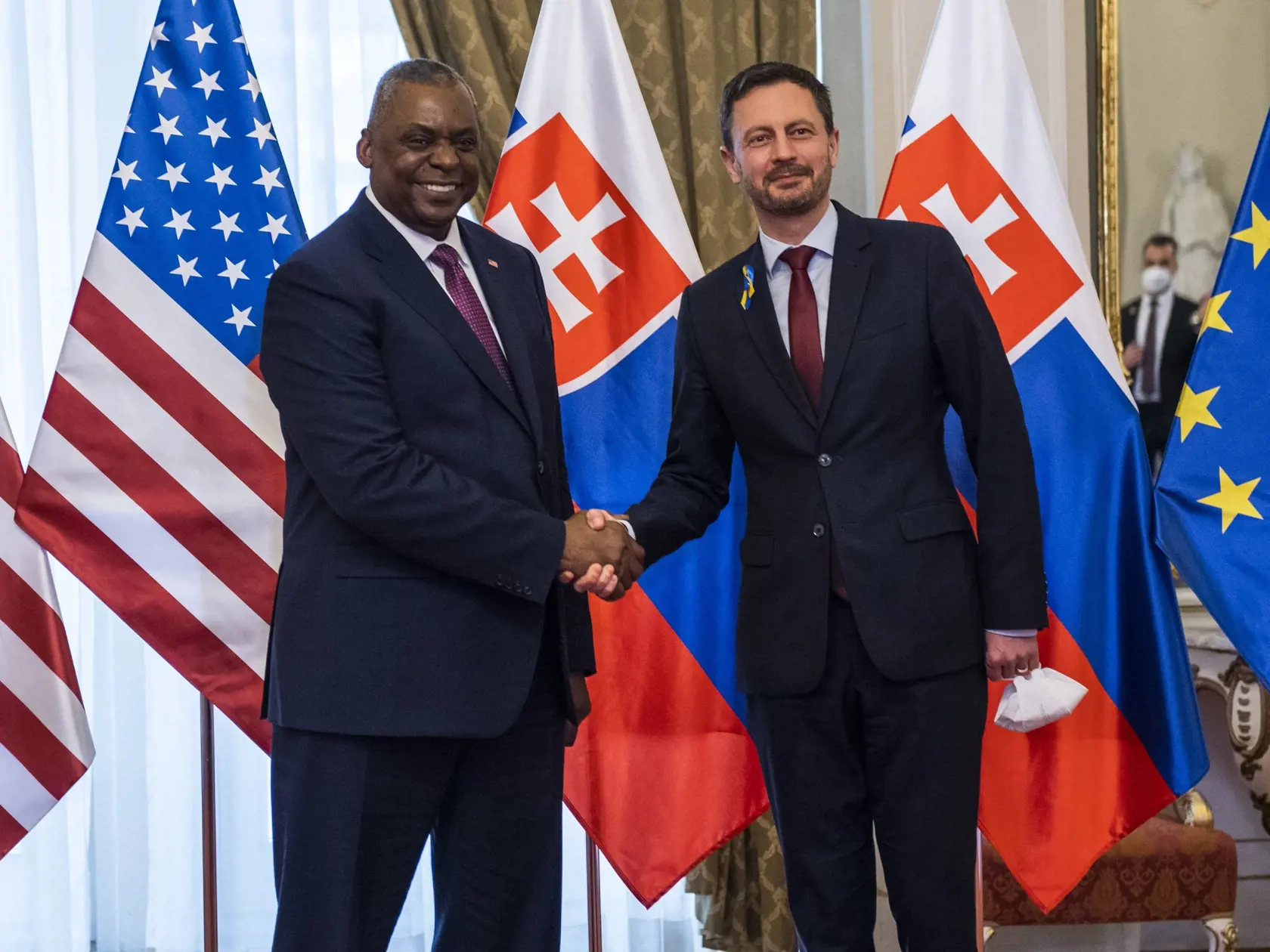 Na snímke sprava predseda vlády SR Eduard Heger (OĽaNO) a minister obrany USA Lloyd Austin počas prijatia pred rokovaním na Úrade vlády SR v Bratislave 17. marca 2022. FOTO TASR - Jaroslav Novák





