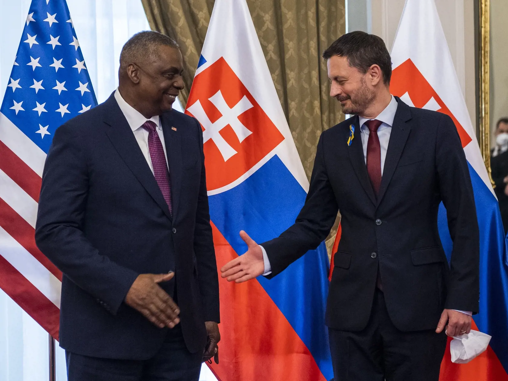 Na snímke sprava predseda vlády SR Eduard Heger (OĽaNO) a minister obrany USA Lloyd Austin počas prijatia pred rokovaním na Úrade vlády SR v Bratislave 17. marca 2022. FOTO TASR - Jaroslav Novák





