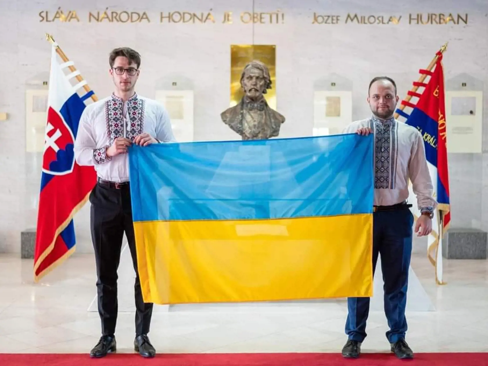 Solidaritu s Ukrajinou vyjadrili poslanci OĽANO Andrej Stančík a Tomáš Šudík aj v parlamente.