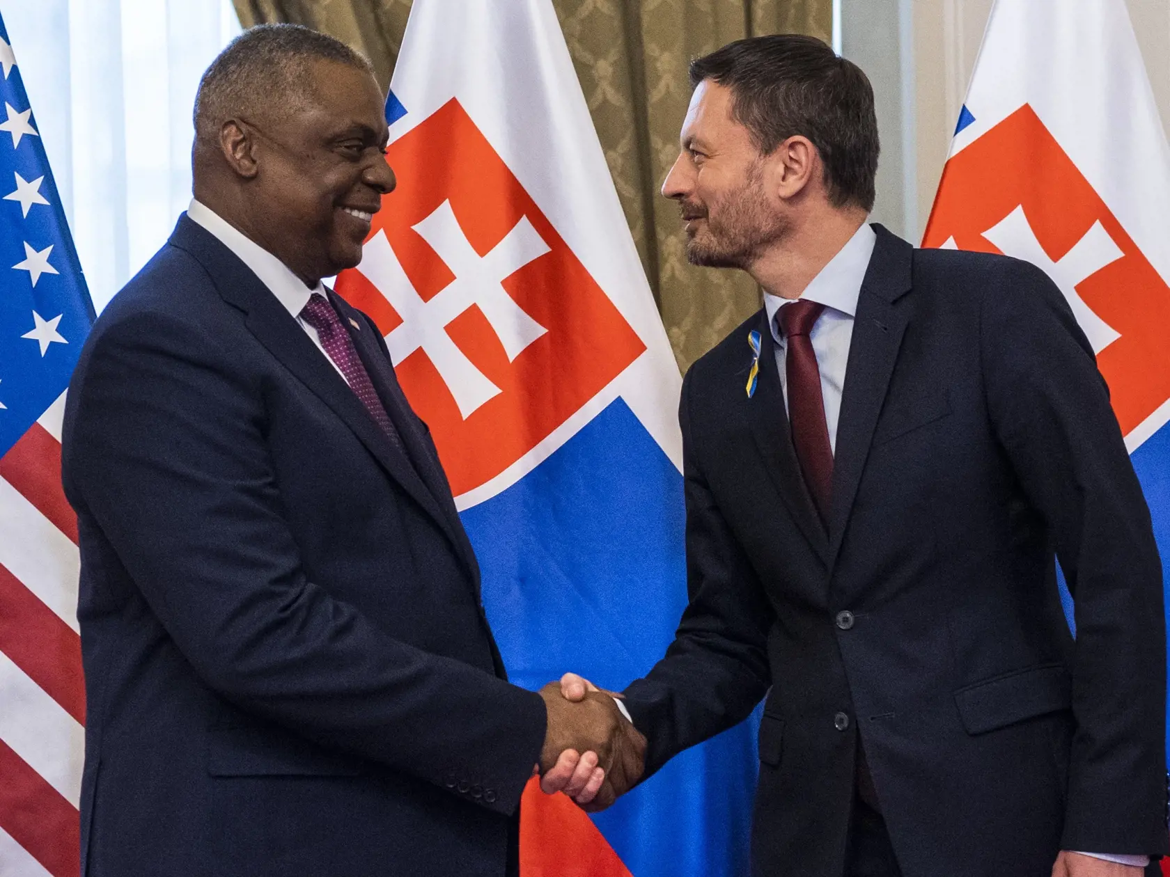 Na snímke sprava predseda vlády SR Eduard Heger (OĽaNO) a minister obrany USA Lloyd Austin počas prijatia pred rokovaním na Úrade vlády SR v Bratislave 17. marca 2022. FOTO TASR - Jaroslav Novák





