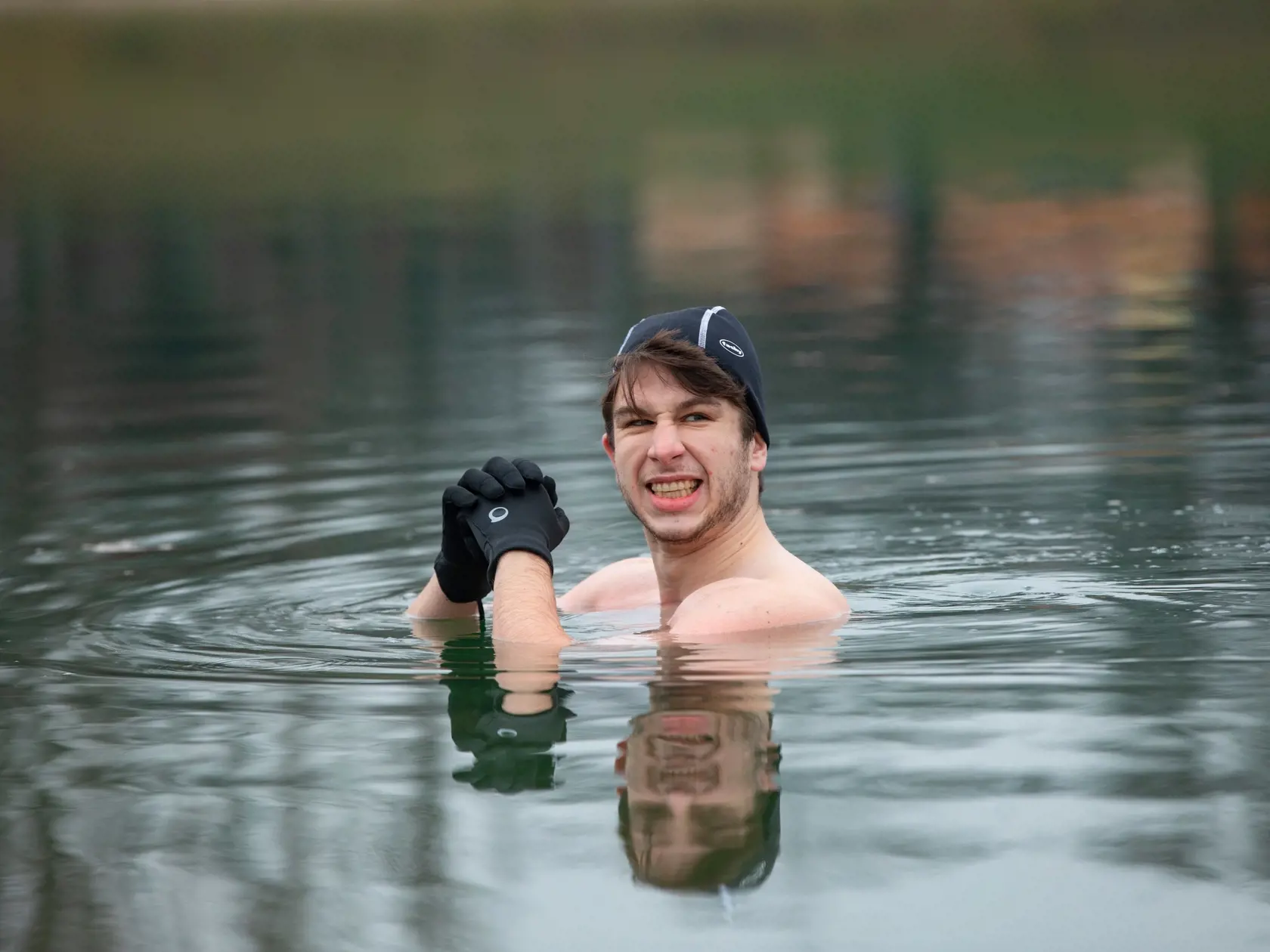 Na snímke je poslanec Andrej Stančík (OĽaNO) počas otužovania, ktorému sa venuje už niekoľko rokov.