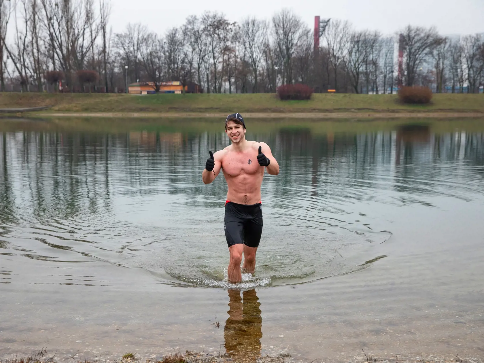 Na snímke je poslanec Andrej Stančík (OĽaNO) počas otužovania, ktorému sa venuje už niekoľko rokov.