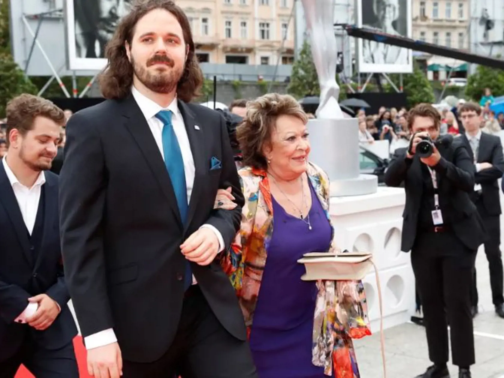 V Karlových Varoch zahájili 56. ročník filmového festivalu: Na snímke Jiřina Bohdalová s vnukmi.