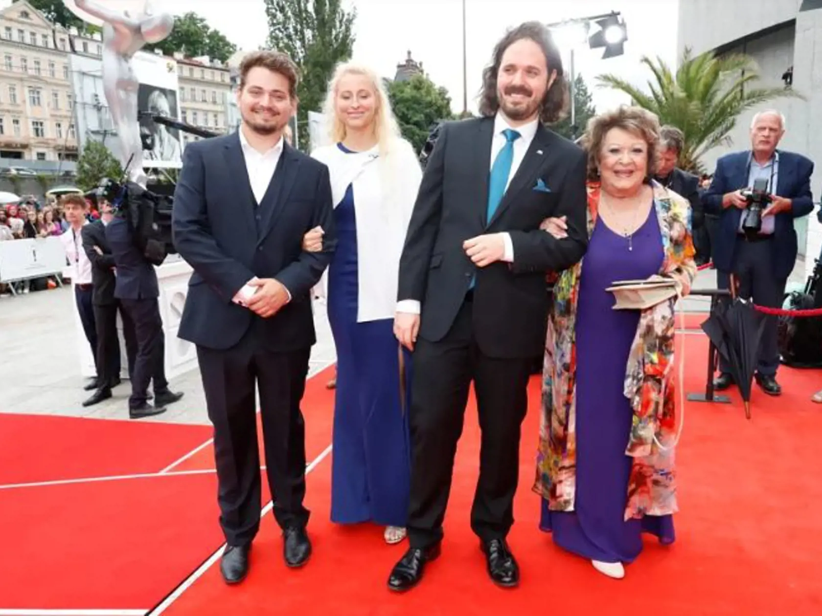 V Karlových Varoch zahájili 56. ročník filmového festivalu: Na snímke Jiřina Bohdalová s vnukmi.
