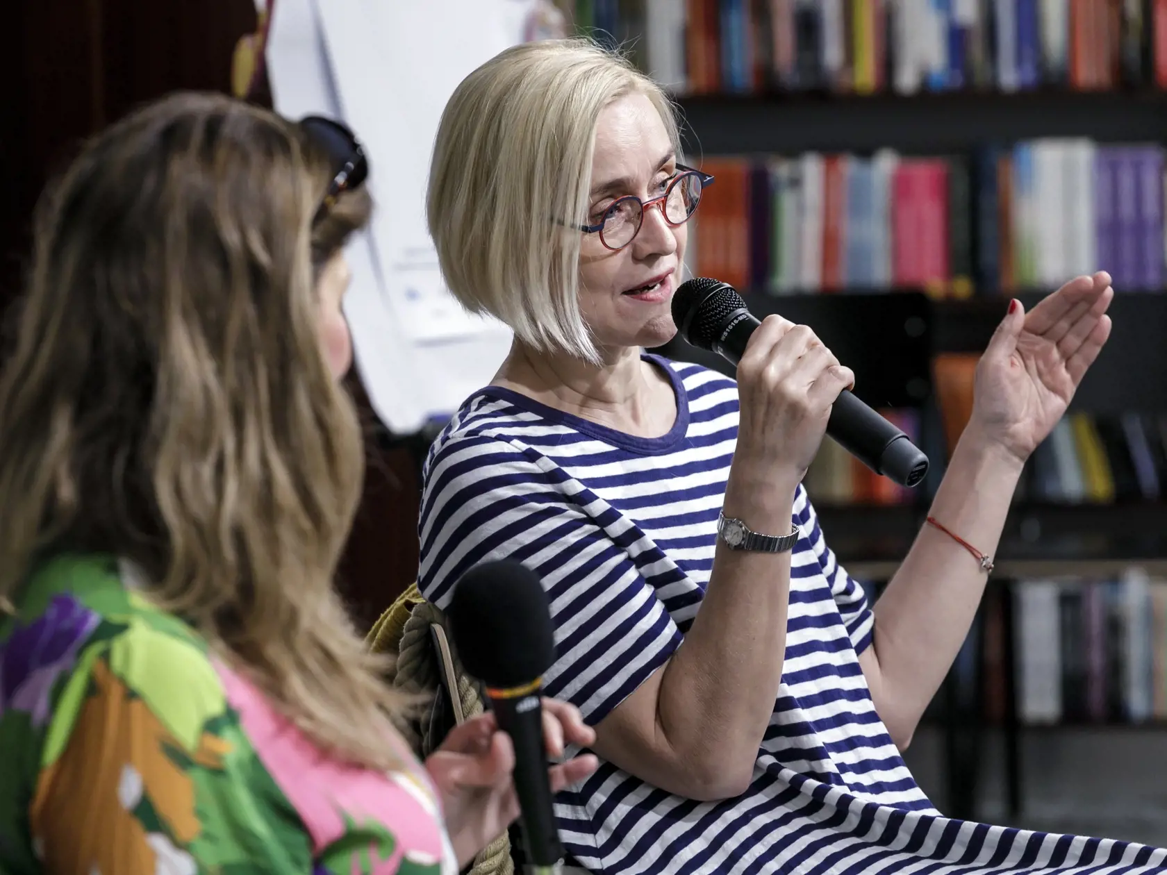 Na snímke zľava moderátorka Katarína Brychtová a spisovateľka Barbora Kardošová počas podujatia, ktoré zorganizovala Linka detskej istoty v kníhkupectve Panta Rhei na Poštovej ul. v Bratislave a ním symbolicky odštartovala celoslovenský detský čitateľský maratón. V Bratislave 22. mája 2023. FOTO TASR - Dano Veselský