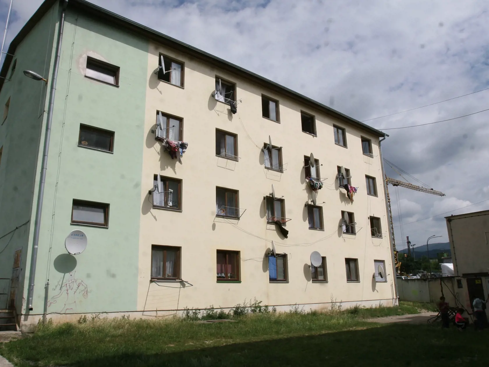 Iný prípad:  Damiánko (1,5) vypadol z okna na druhom poschodí z výšky asi 7,7 metra.